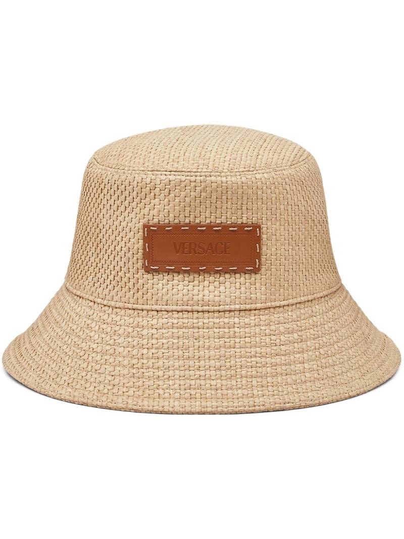 Versace logo-appliqué raffia bucket hat - Neutrals von Versace