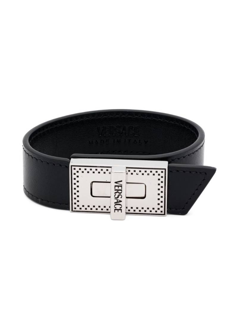 Versace logo-engraved bracelet - Black von Versace