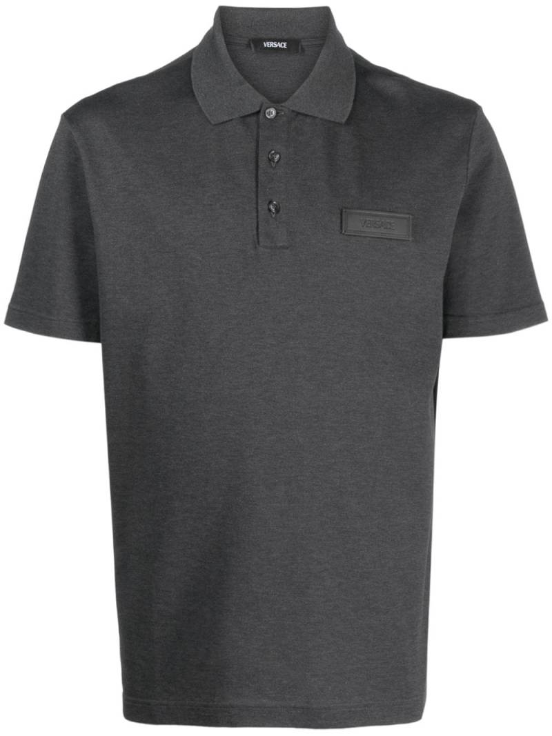 Versace logo-patch cotton polo shirt - Grey von Versace