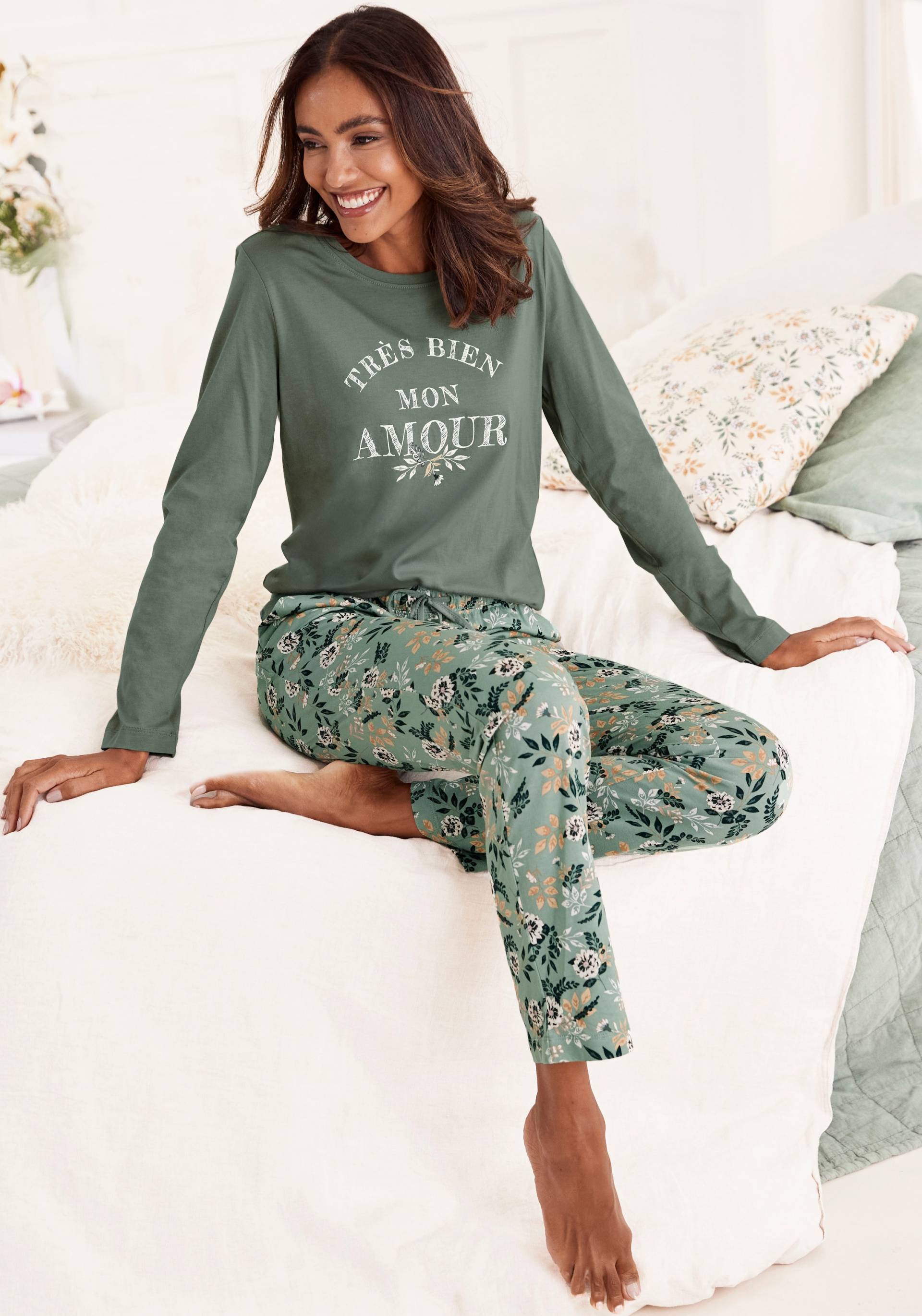 Vivance Dreams Pyjama, (2 tlg.), mit romantischem Blumendruck von Vivance Dreams