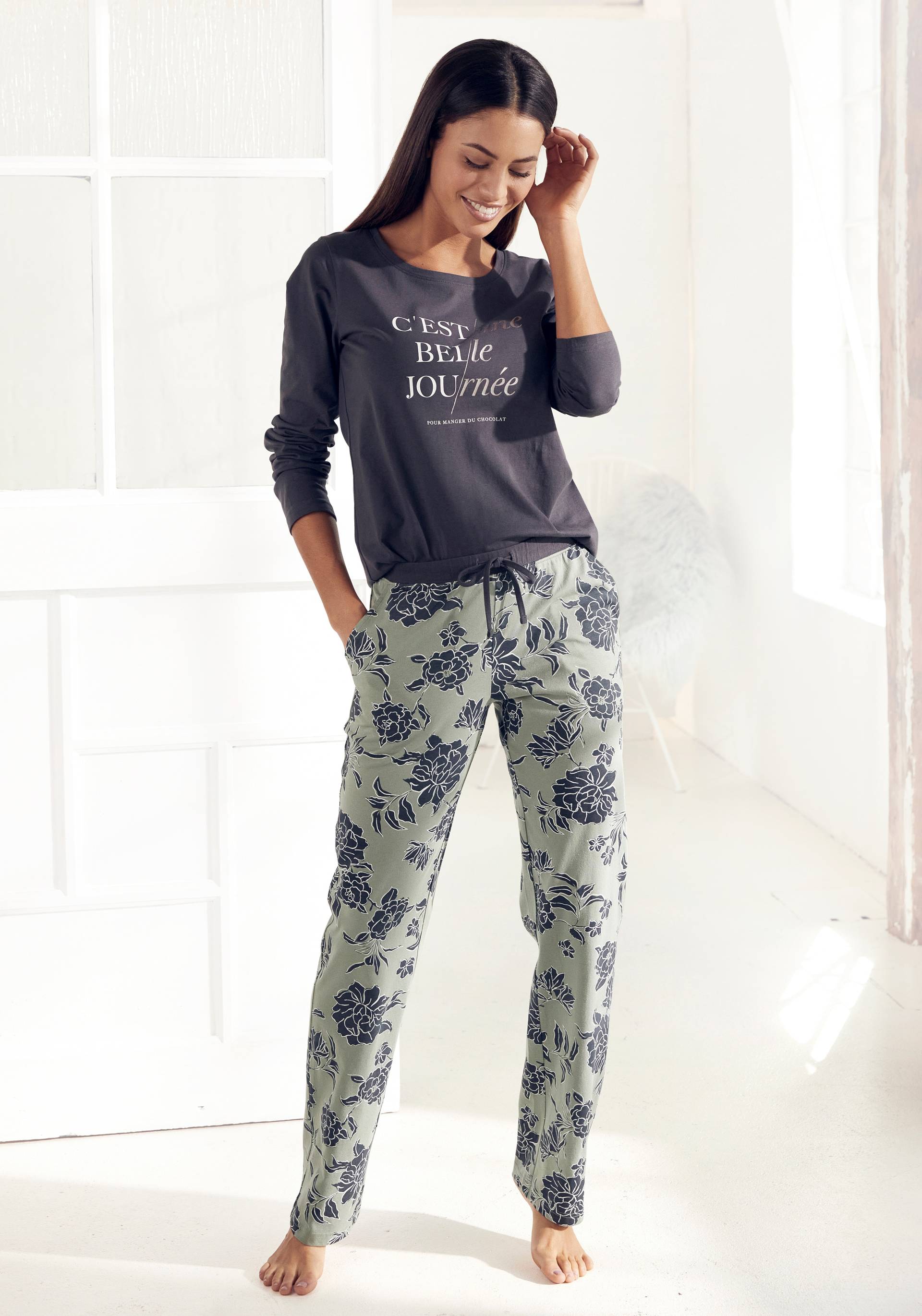 Vivance Dreams Pyjama, (2 tlg.), mit grossem Blumen-Druck Vivance Dreams Pyjama, (2 tlg.), mit grossem Blumen-Druck von Vivance Dreams