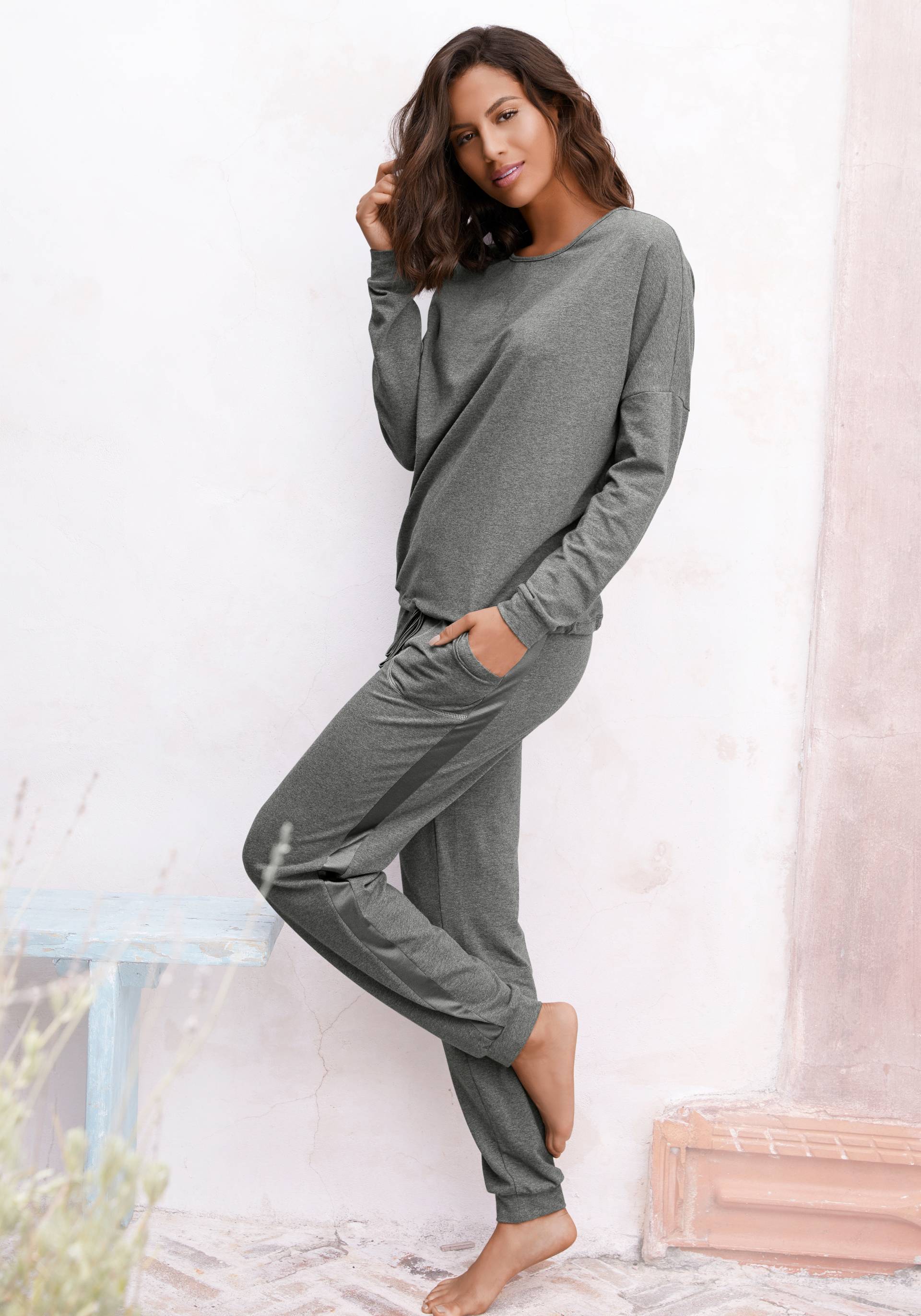 Vivance Dreams Pyjama, (2 tlg.), mit aufgesetzten Seitenstreifen Vivance Dreams Pyjama, (2 tlg.), mit aufgesetzten Seitenstreifen von Vivance Dreams