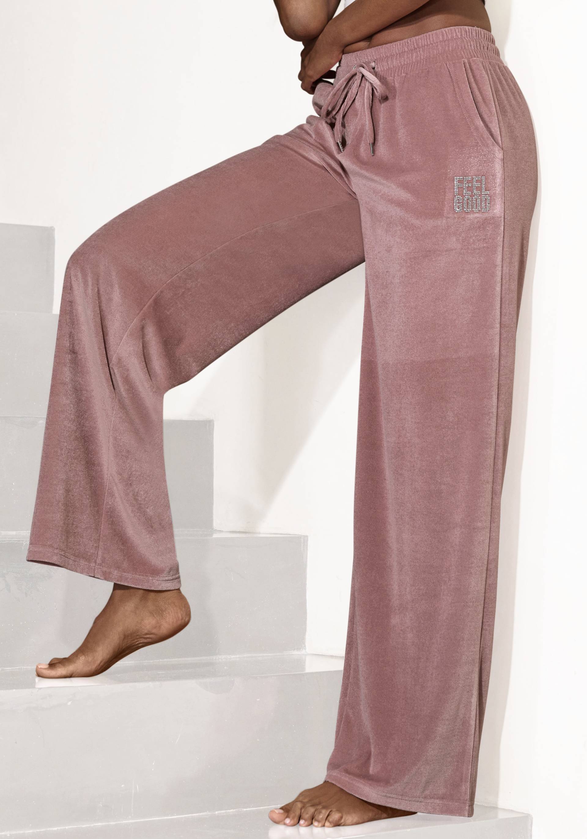 Vivance Nickihose, mit glänzendem Schmucksteinchen Wording Vivance Nickihose, mit glänzendem Schmucksteinchen Wording von Vivance