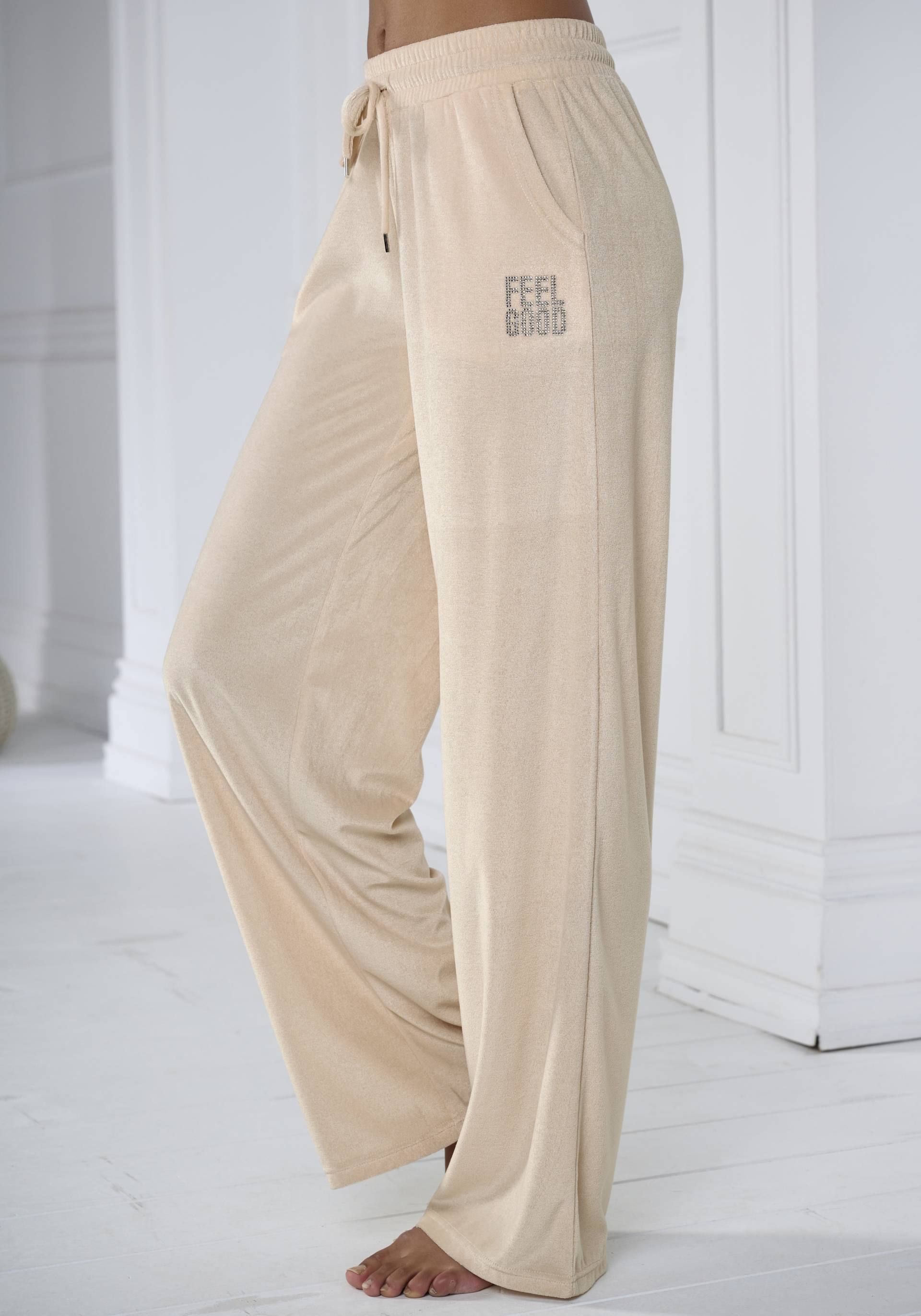 Vivance Nickihose, mit glänzendem Schmucksteinchen Wording Vivance Nickihose, mit glänzendem Schmucksteinchen Wording von Vivance