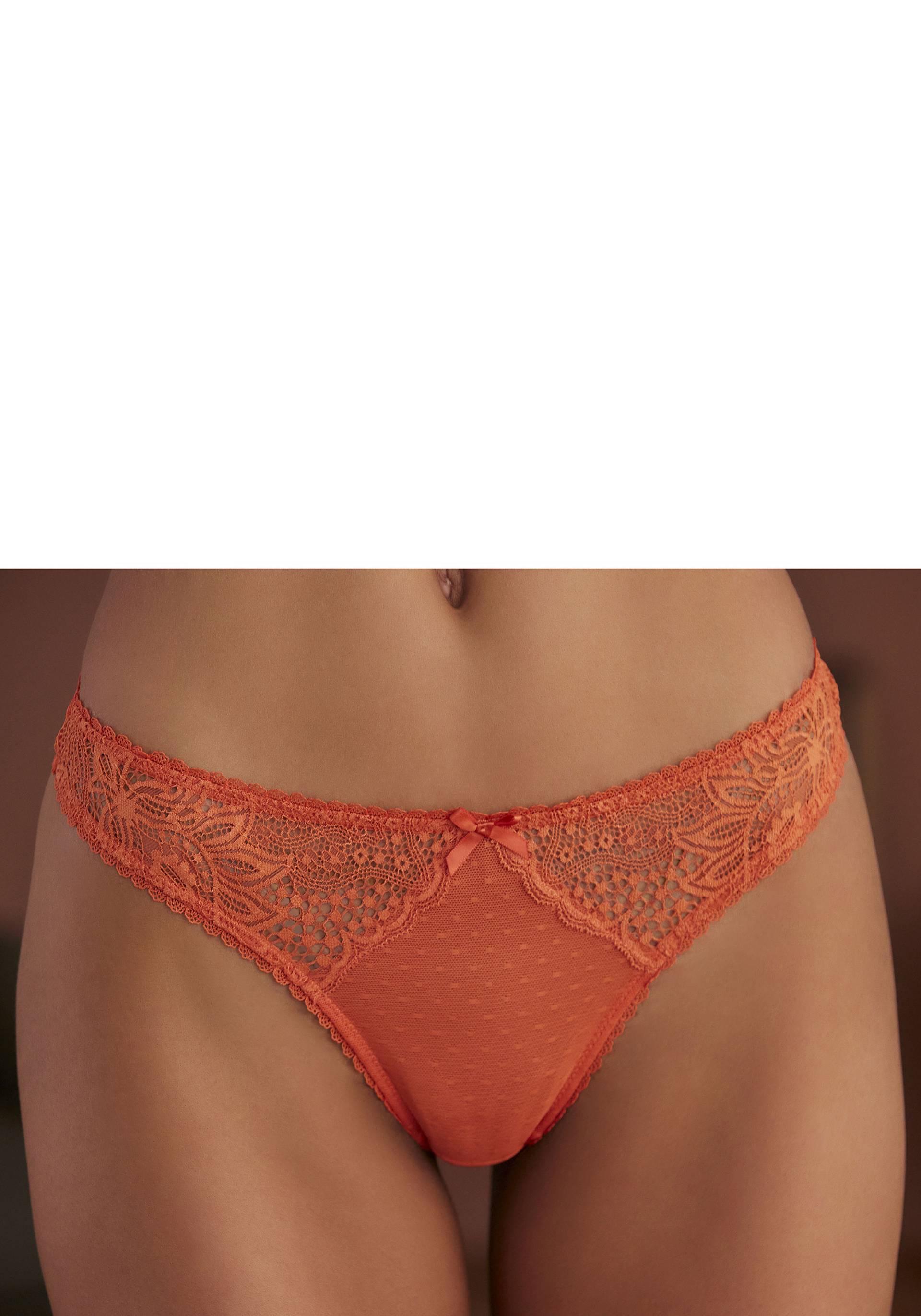 Vivance String, mit seitlichen Spitzeneinsätzen in blumiger Optik Vivance String, mit seitlichen Spitzeneinsätzen in blumiger Optik von Vivance