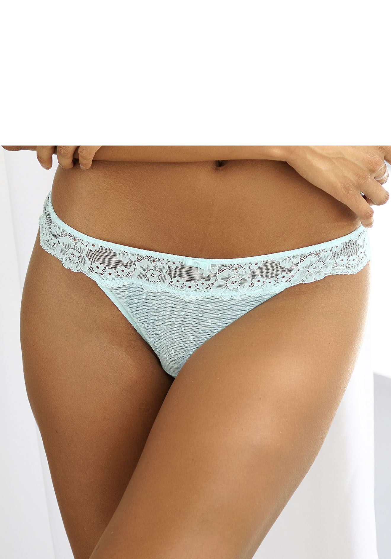 Vivance String »Noemi«, mit floralem Spitzenbund von Vivance