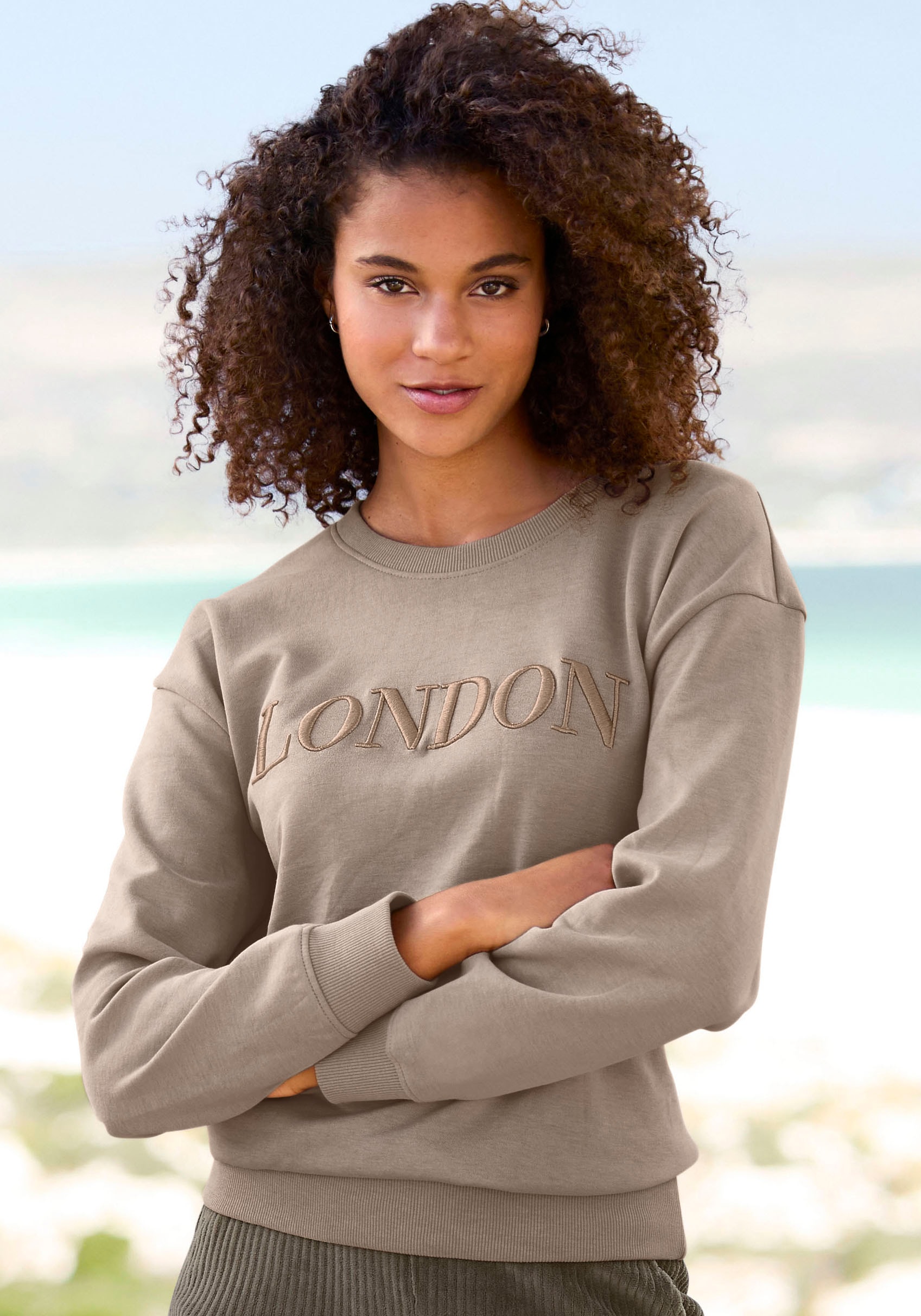 Bench. Loungewear Sweatshirt »-Loungeshirt mit«, London Stickerei, Loungeanzug, Loungewear von Bench. Loungewear