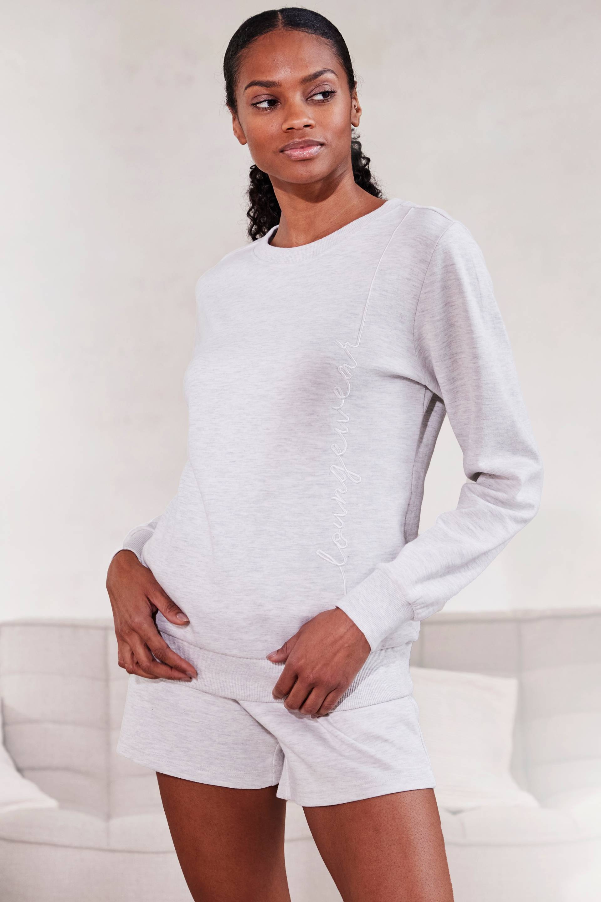Vivance Sweatshorts, bequeme kurze Loungehose mit seitlichen Taschen Vivance Sweatshorts, bequeme kurze Loungehose mit seitlichen Taschen von Vivance