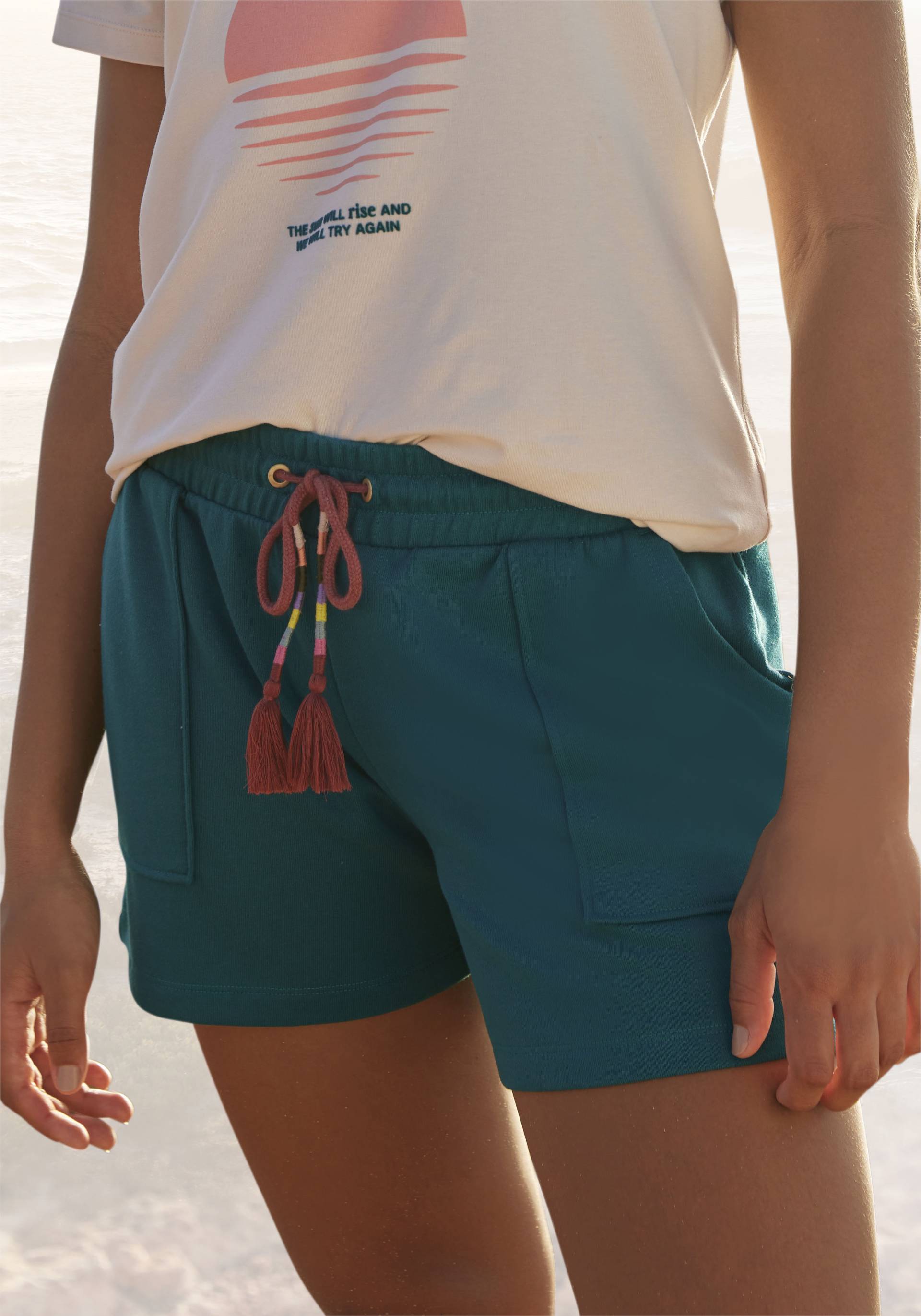 Vivance Sweatshorts, Kurze Hose mit aufgesetzten Taschen und Kontrastkordel, Loungewear Vivance Sweatshorts, Kurze Hose mit aufgesetzten Taschen und Kontrastkordel, Loungewear von Vivance