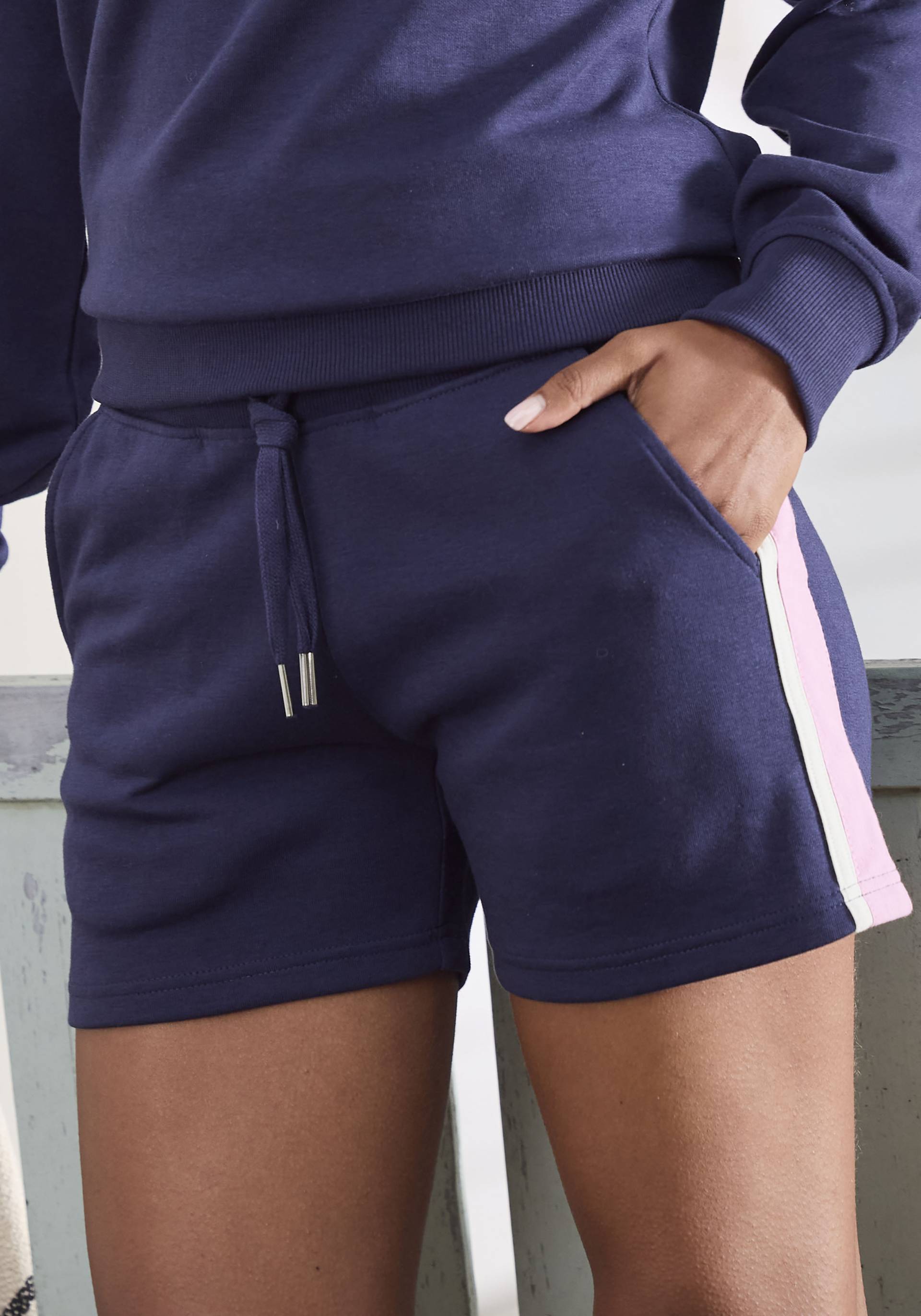 Vivance Sweatshorts, (1 tlg.), mit Kontrast Einsätzen, Loungewear von Vivance