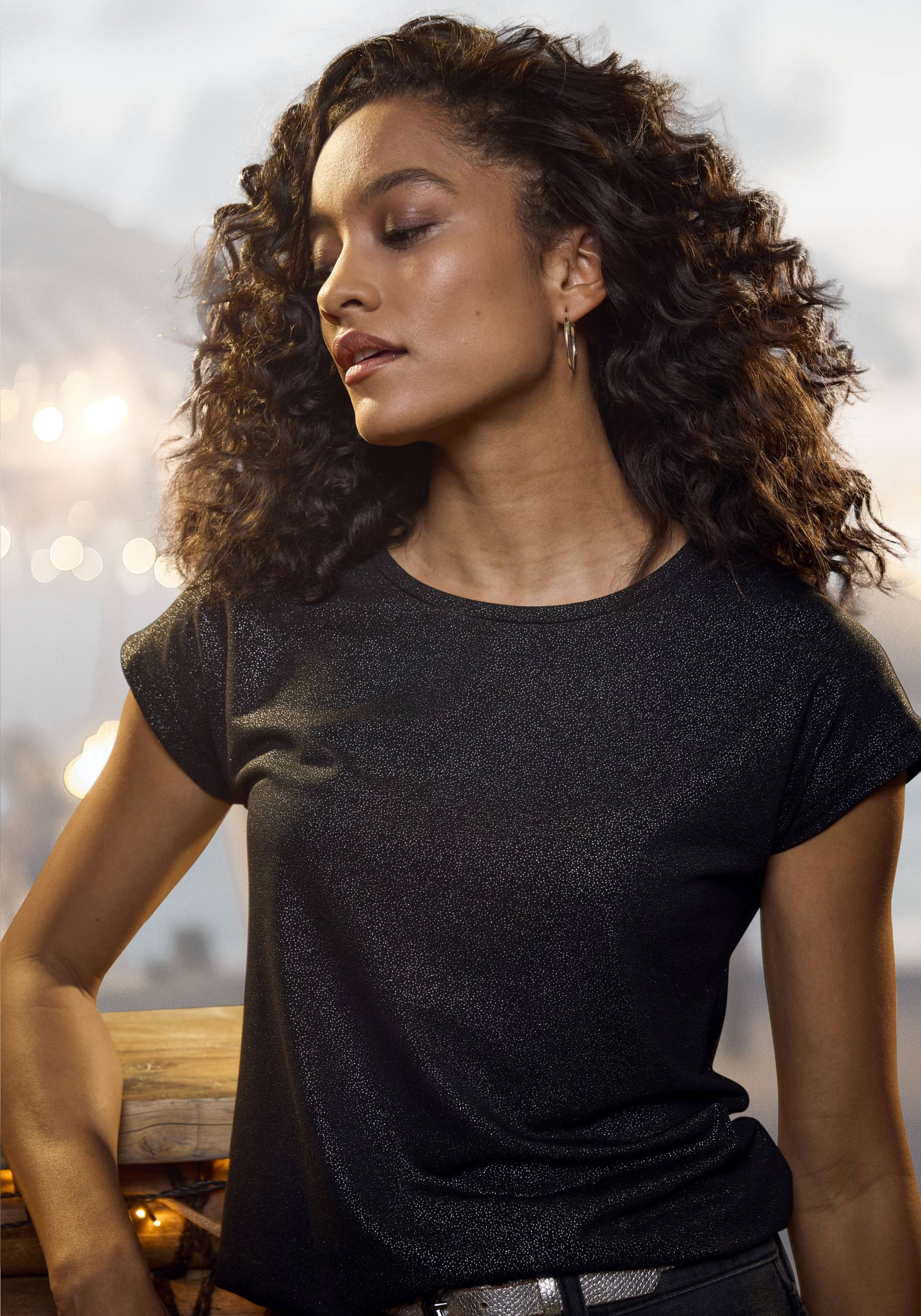 Vivance Rundhalsshirt »mit dezentem Glitzerdruck«, aus weicher Viskose-Qualität Vivance Rundhalsshirt »mit dezentem Glitzerdruck«, aus weicher Viskose-Qualität von Vivance
