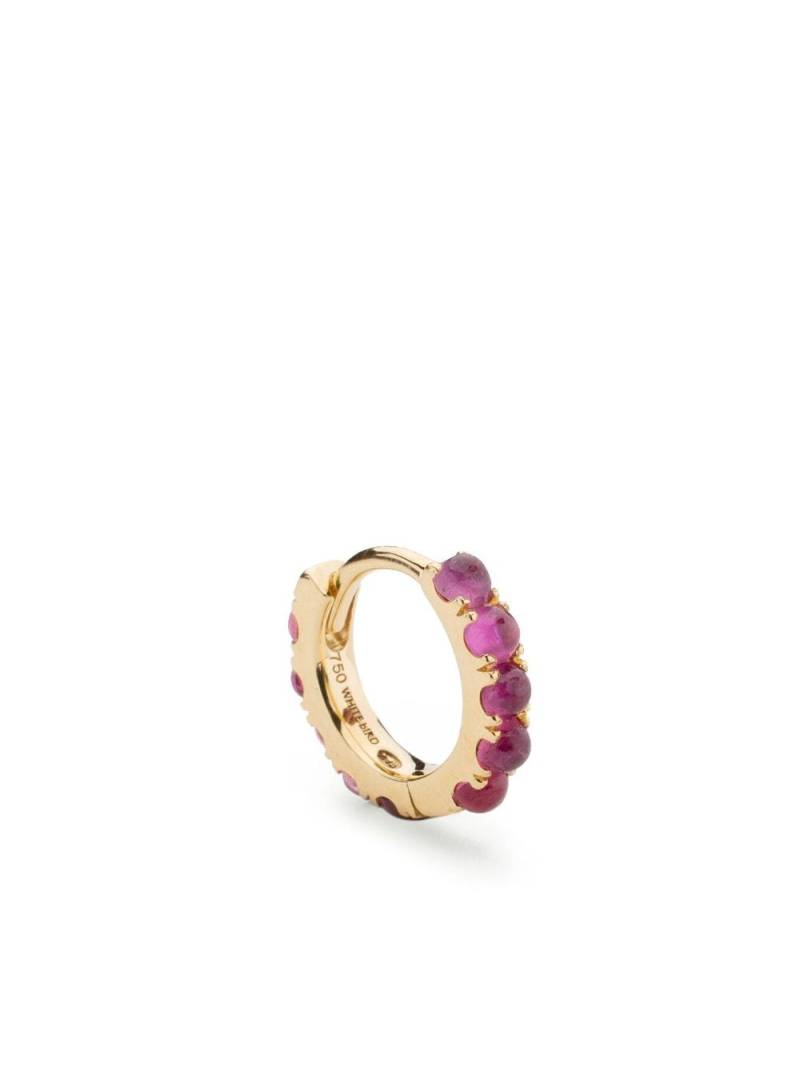 We by WHITEbIRD 18kt yellow gold Ismène ruby medium hoop earring von We by WHITEbIRD