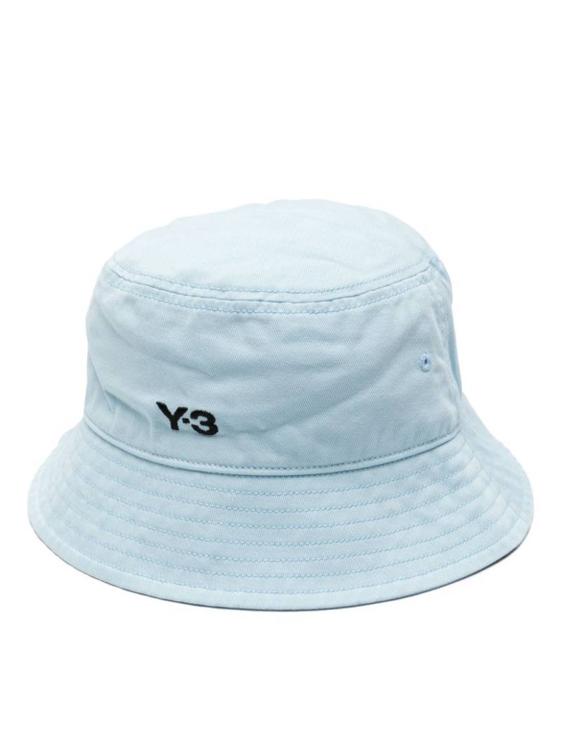 Y-3 embroidered-logo cotton bucket hat - Blue von Y-3