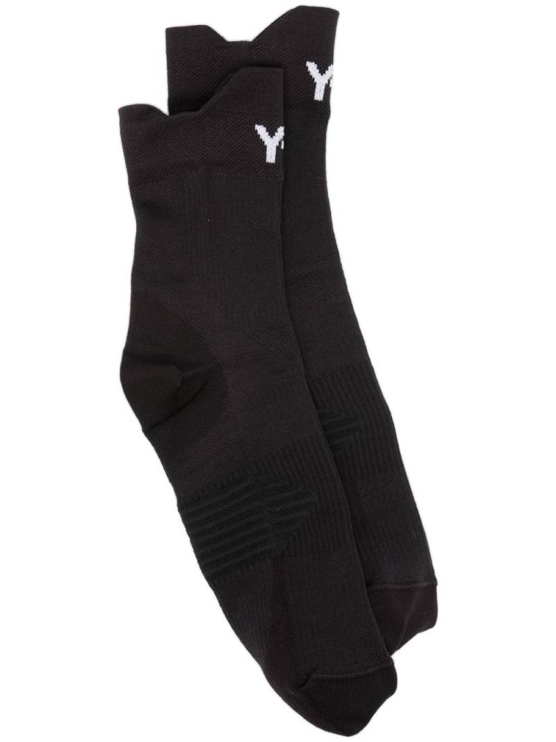 Y-3 logo-intarsia ribbed socks - Black von Y-3