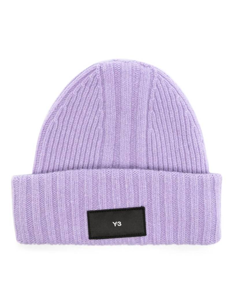 Y-3 logo-patch ribbed-knit beanie - Purple von Y-3