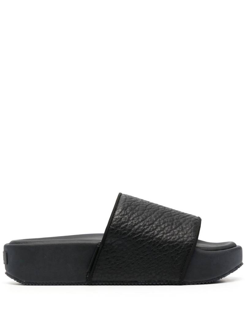 Y-3 pebbled open-toe slides - Black von Y-3