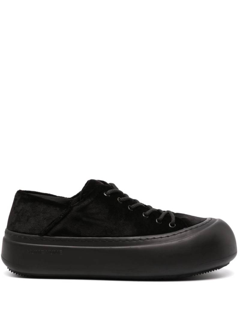 YUME YUME Goofy velvet sneakers - Black von YUME YUME