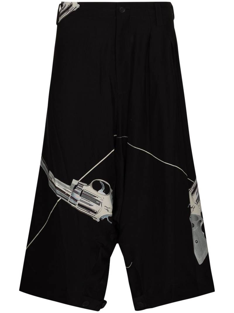 Yohji Yamamoto Sarouel drop-crotch Bermuda shorts - Black von Yohji Yamamoto