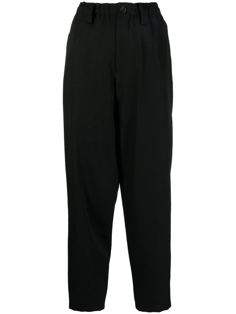 Yohji Yamamoto cropped tapered-leg trousers - Black von Yohji Yamamoto