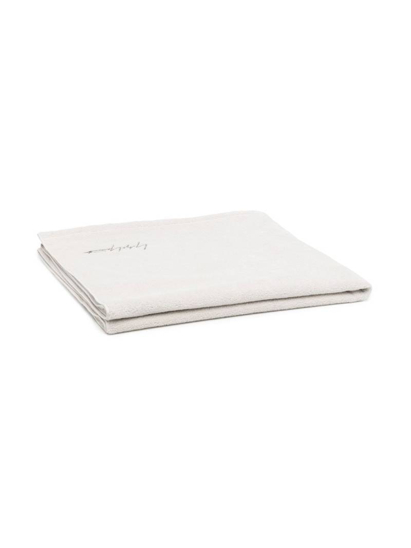 Yohji Yamamoto embroidered-logo bath towel - Neutrals von Yohji Yamamoto