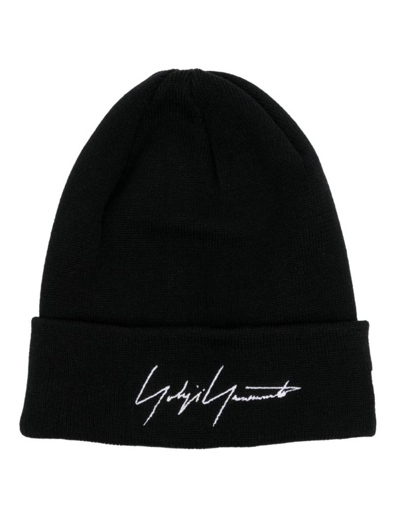 Yohji Yamamoto logo-embroidered wool beanie - Black von Yohji Yamamoto