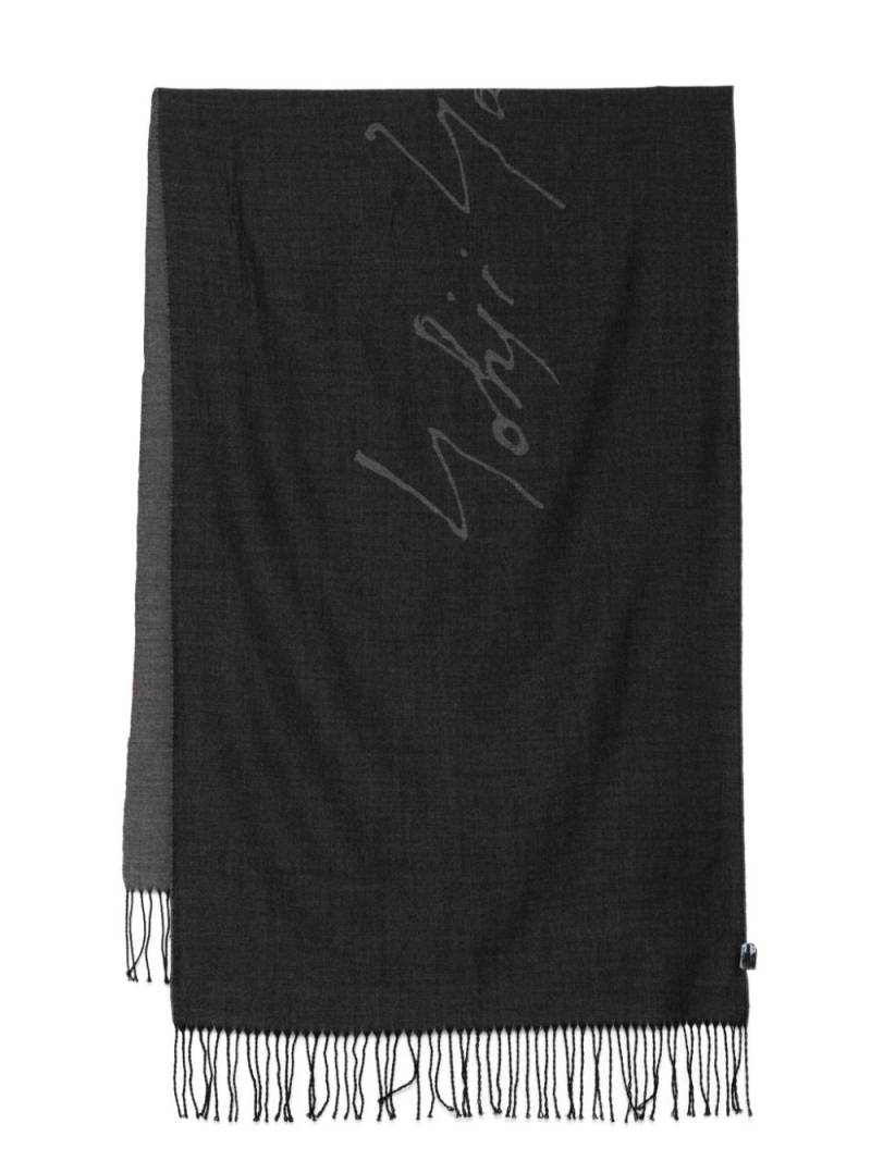 Yohji Yamamoto logo scarf - Grey von Yohji Yamamoto