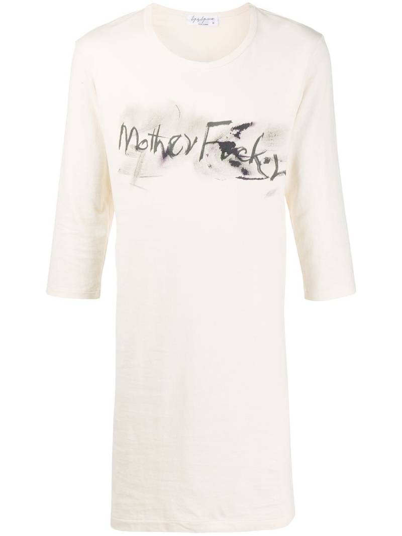 Yohji Yamamoto long slogan print T-shirt - Neutrals von Yohji Yamamoto