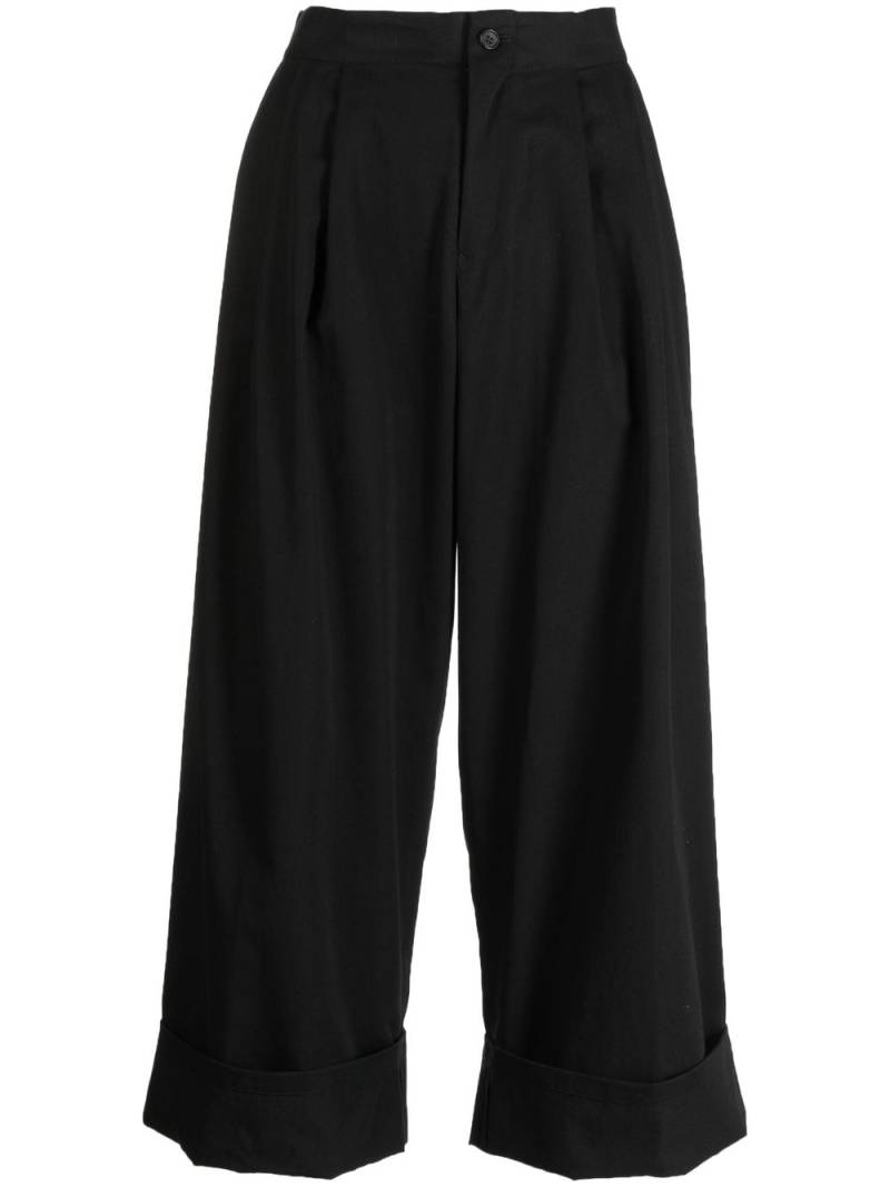 Yohji Yamamoto pleat-detail cropped trousers - Black von Yohji Yamamoto