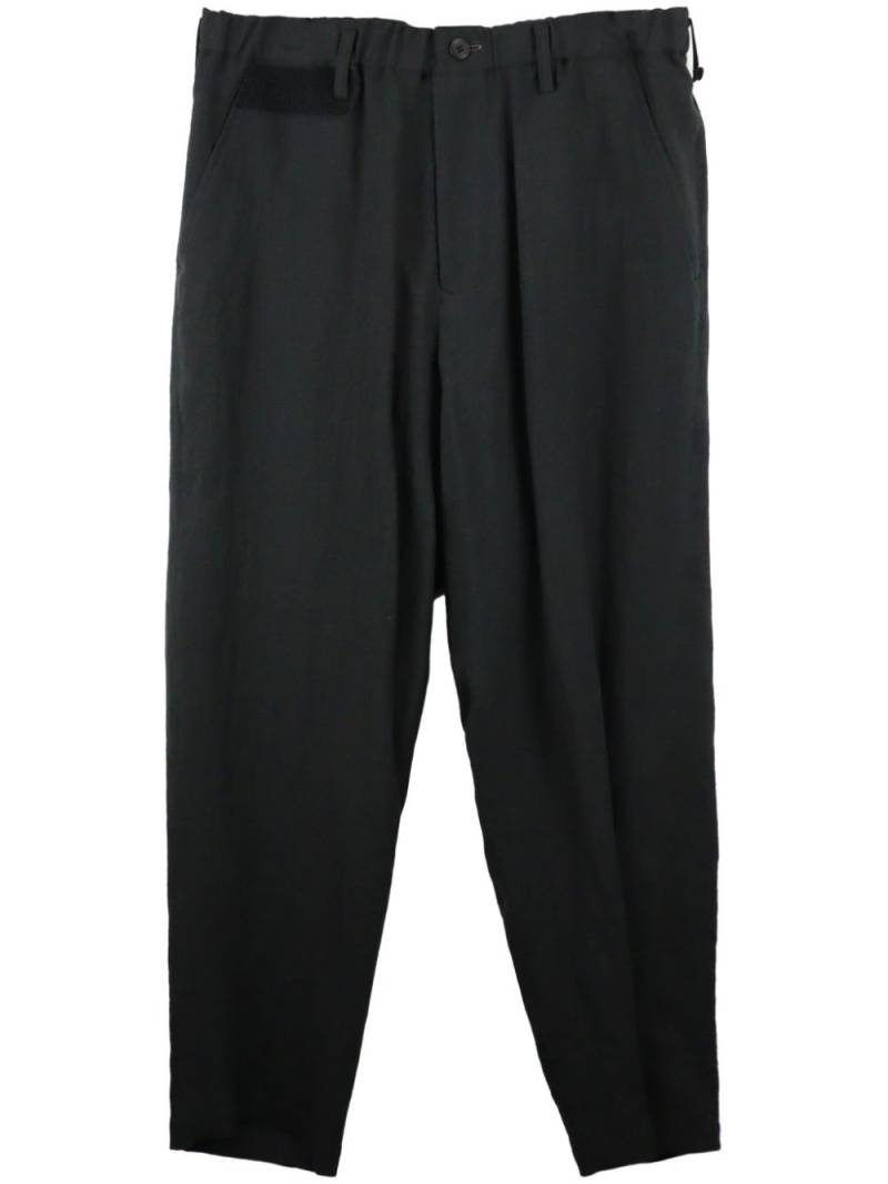 Yohji Yamamoto tapered linen trousers - Black von Yohji Yamamoto