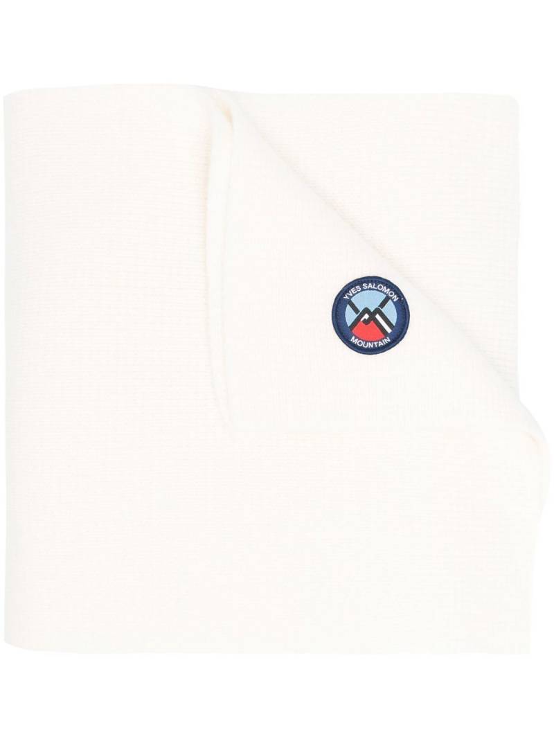 Yves Salomon knitted logo-patch scarf - Neutrals von Yves Salomon