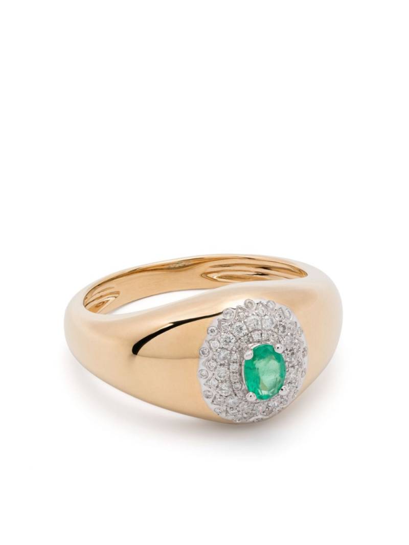 Yvonne Léon 18kt yellow gold mini Chevalière Pompadour diamond and emerald signet ring von Yvonne Léon