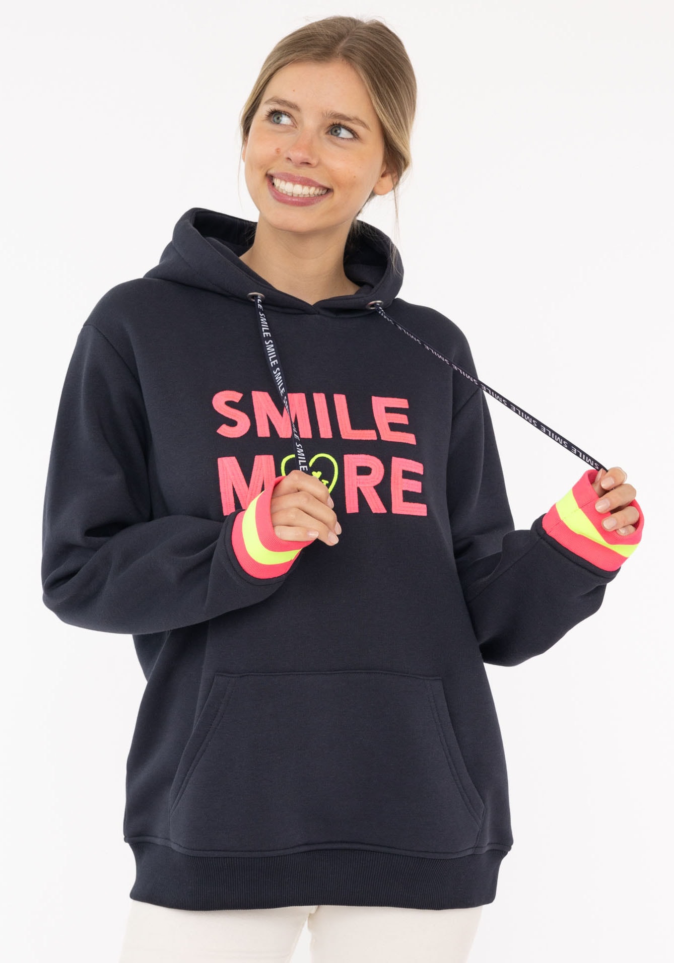 Zwillingsherz Hoodie »"Smile More"«, miz fröhlicher Stickerei und Neonbündchen Zwillingsherz Hoodie »"Smile More"«, miz fröhlicher Stickerei und Neonbündchen von Zwillingsherz