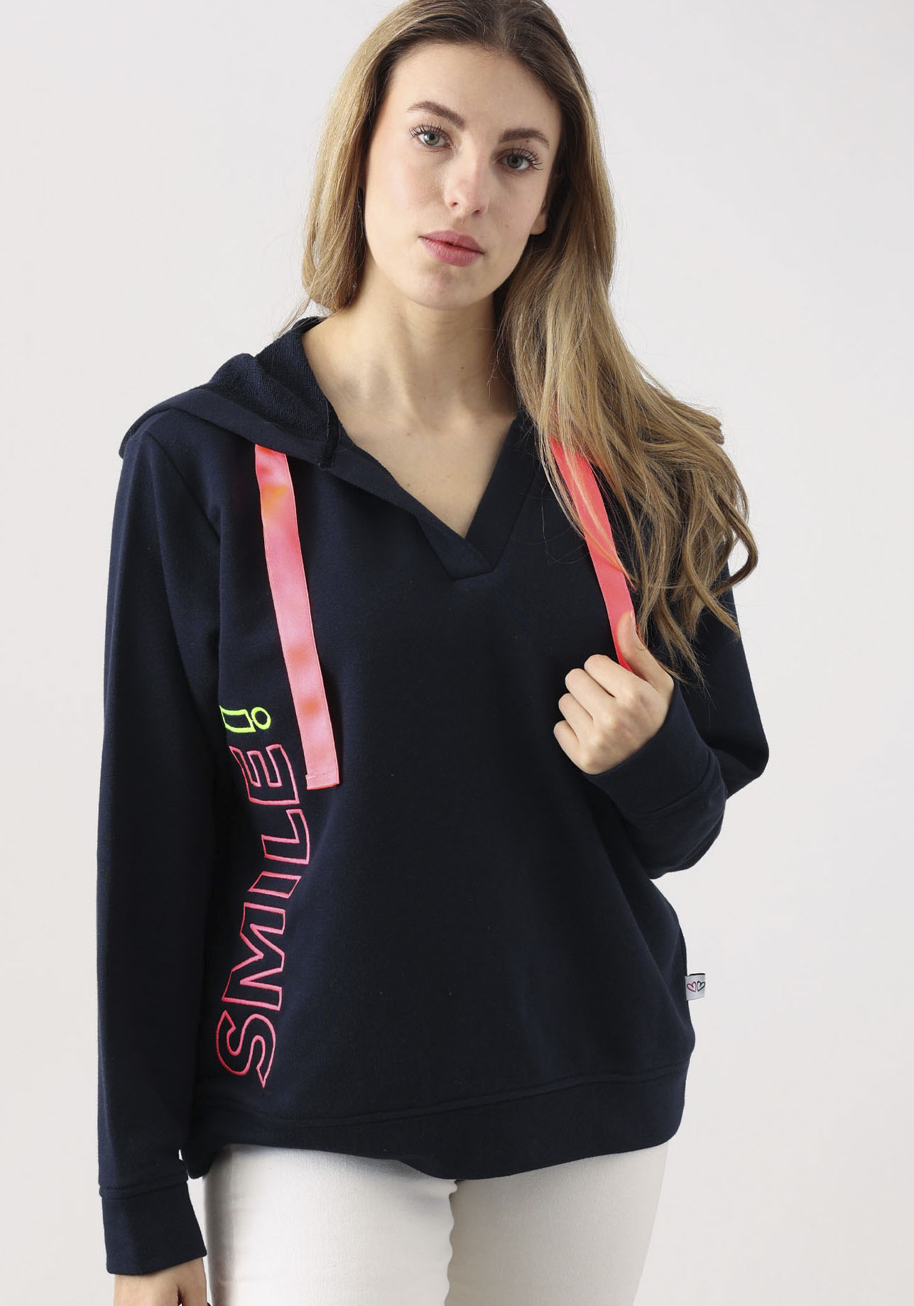 Zwillingsherz Sweatshirt »Smile«, mit breiten Bändern, V-Ausschnitt und Details in neonfarben Zwillingsherz Sweatshirt »Smile«, mit breiten Bändern, V-Ausschnitt und Details in neonfarben von Zwillingsherz