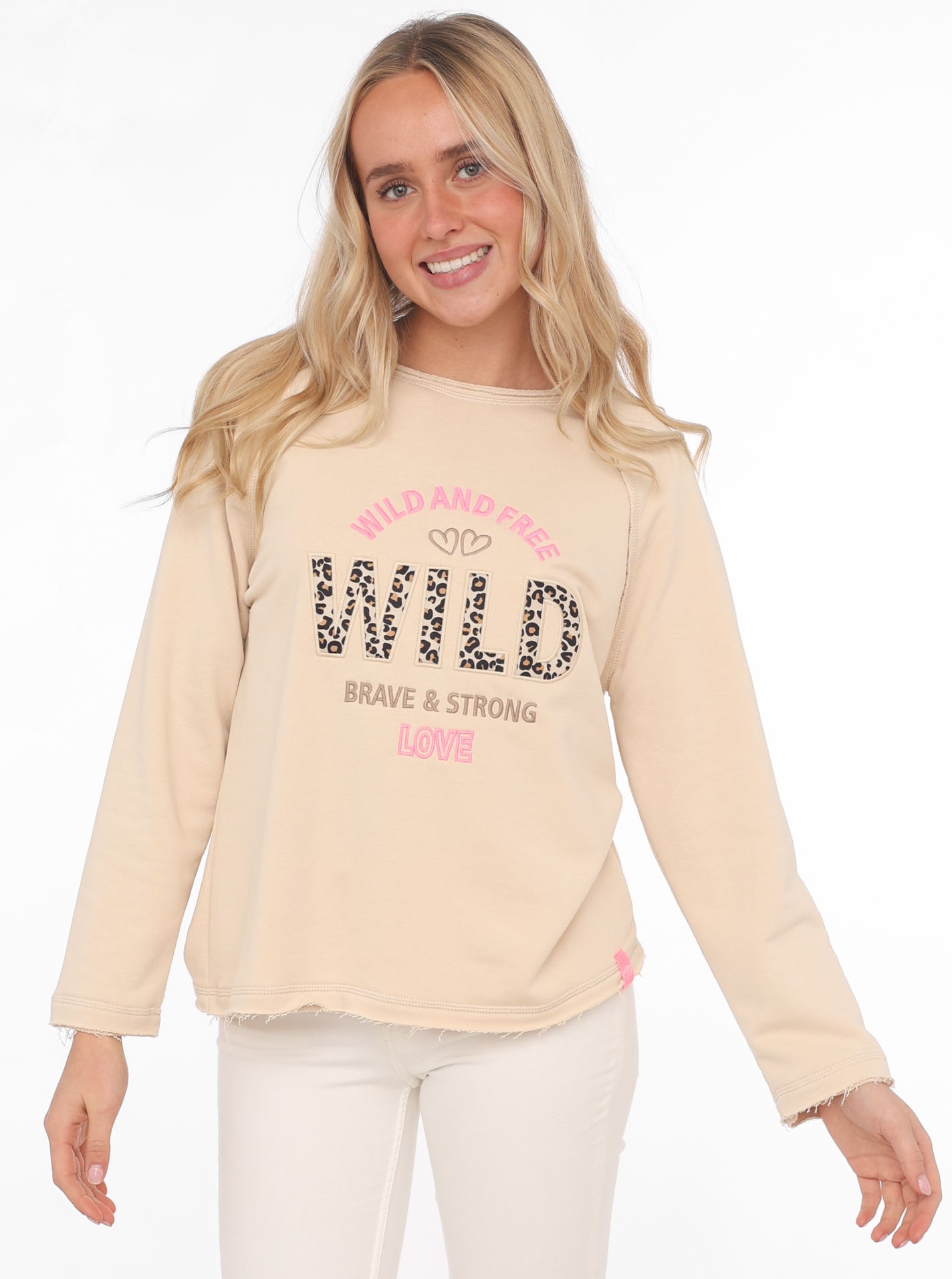 Zwillingsherz Sweater »"Wild and Free"«, mit Used-Look Kanten, Leo Details und Stickerei Zwillingsherz Sweater »"Wild and Free"«, mit Used-Look Kanten, Leo Details und Stickerei von Zwillingsherz