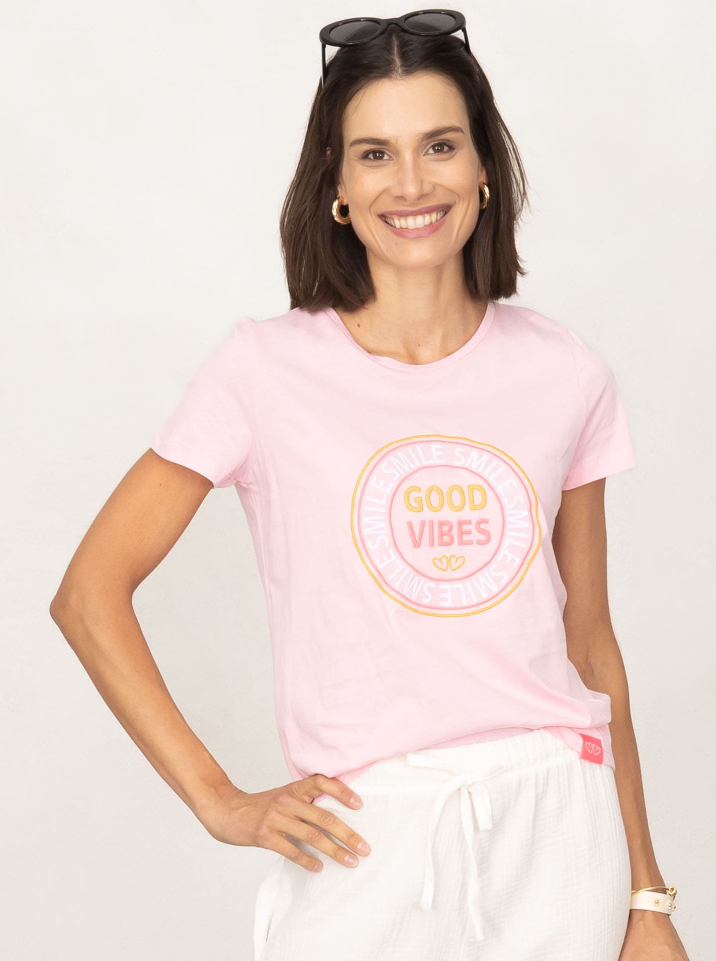 Zwillingsherz T-Shirt »"Good Vibes"«, Mit bunter Stickerei Zwillingsherz T-Shirt »"Good Vibes"«, Mit bunter Stickerei von Zwillingsherz