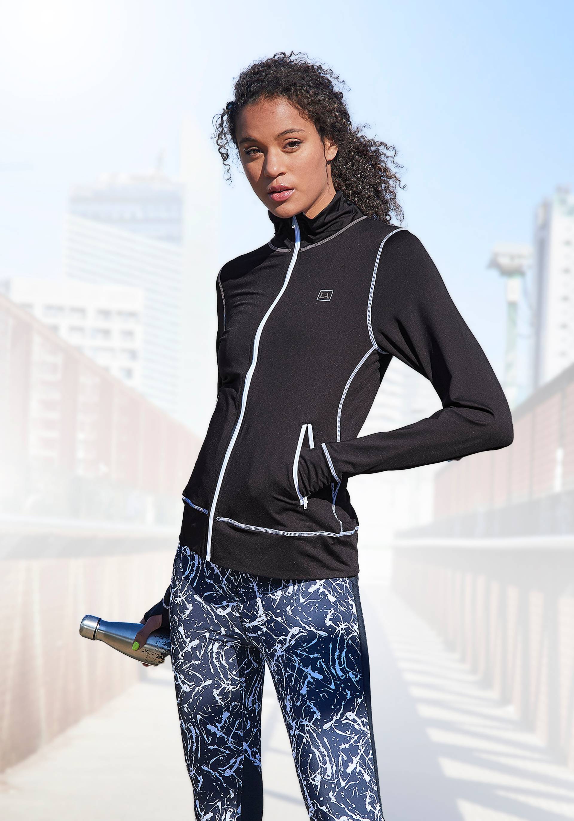 LASCANA ACTIVE Trainingsjacke »Black Marble«, Trainingsjacke mit Kontrastnähten und Stehkragen LASCANA ACTIVE Trainingsjacke »Black Marble«, Trainingsjacke mit Kontrastnähten und Stehkragen von LASCANA ACTIVE