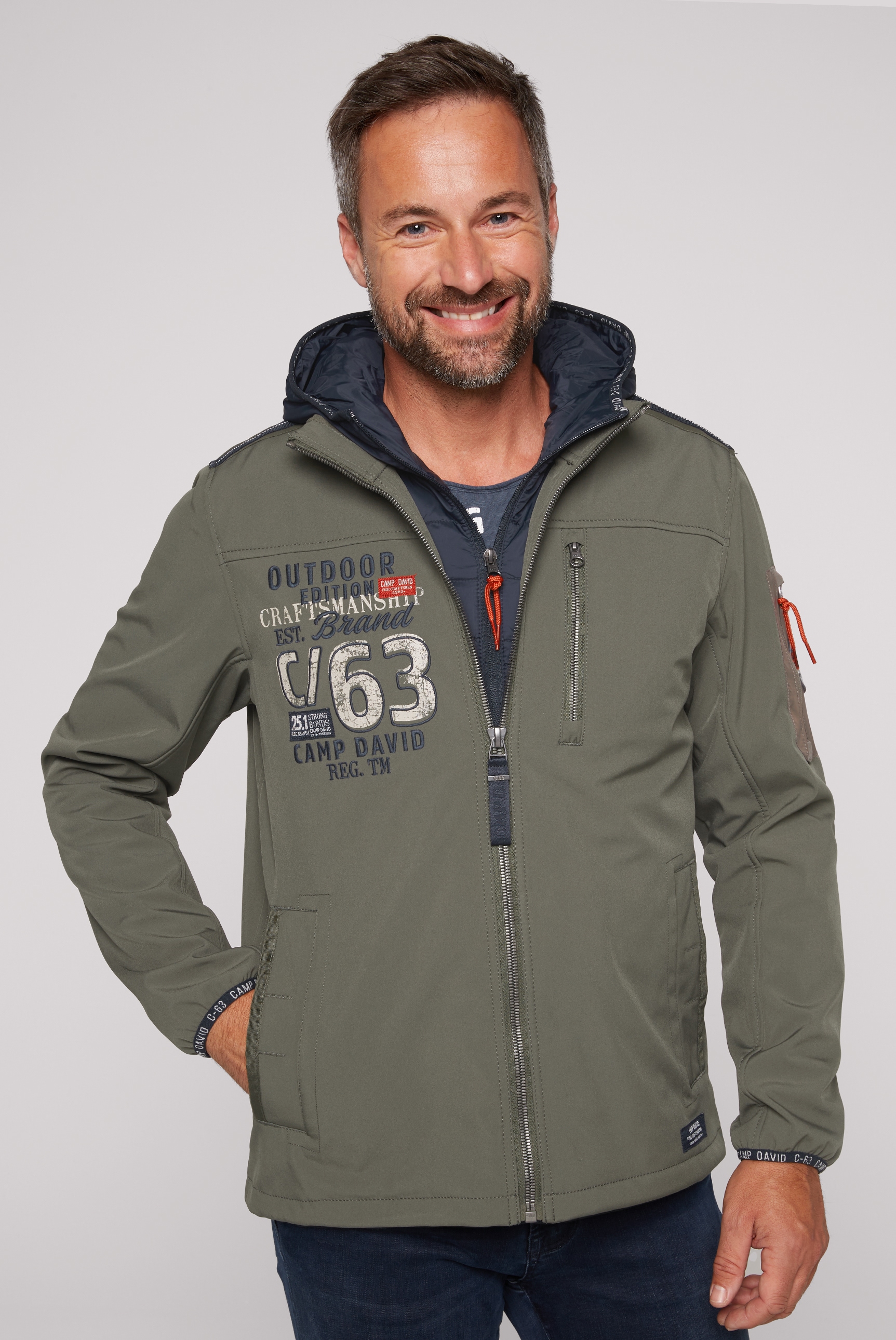 CAMP DAVID Softshelljacke, mit Kapuze, mit Logo-Applikationen vorne und hinten von camp david