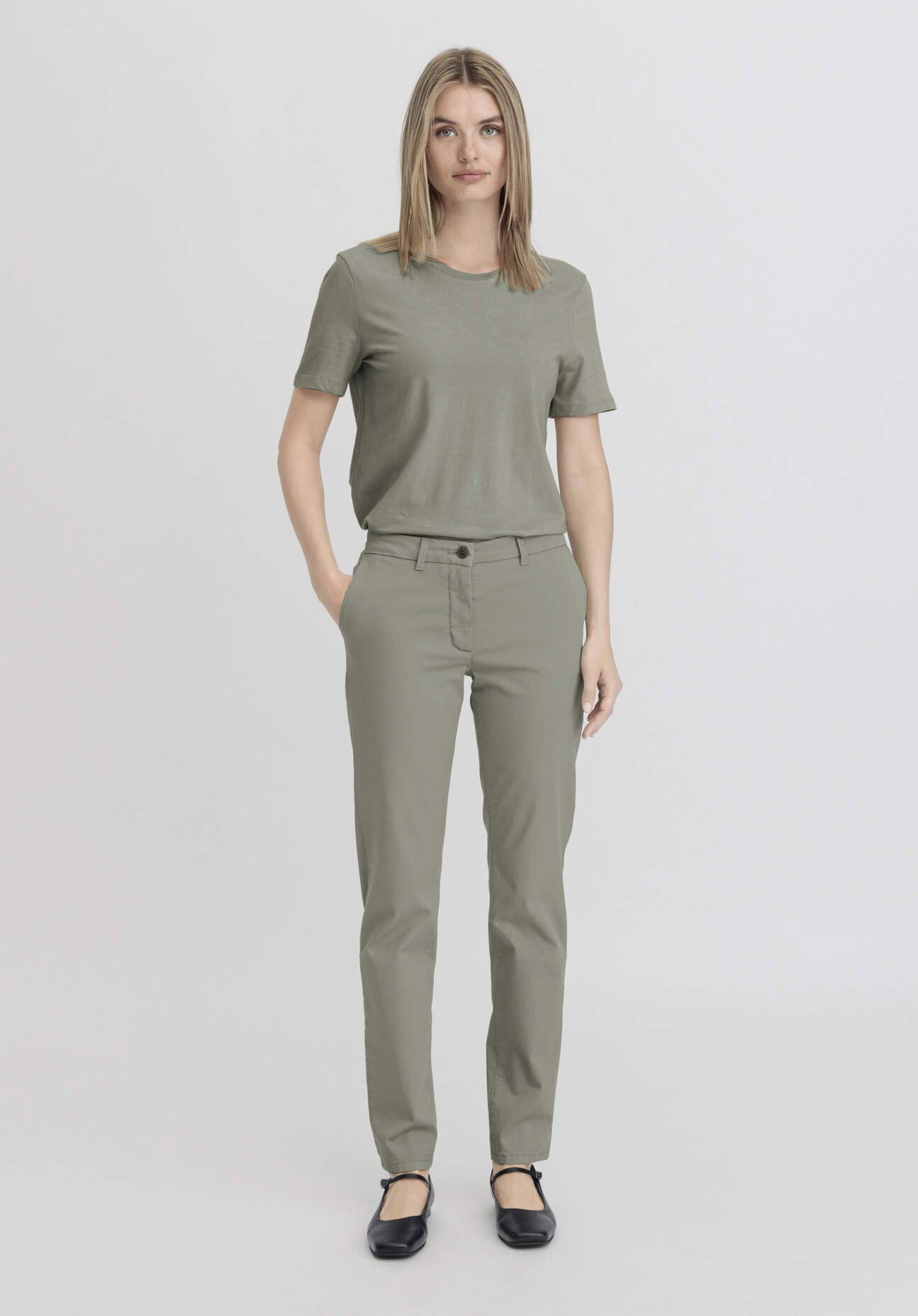 hessnatur Damen Hose Chino Regular aus Bio-Baumwolle - grün Grösse36 von hessnatur