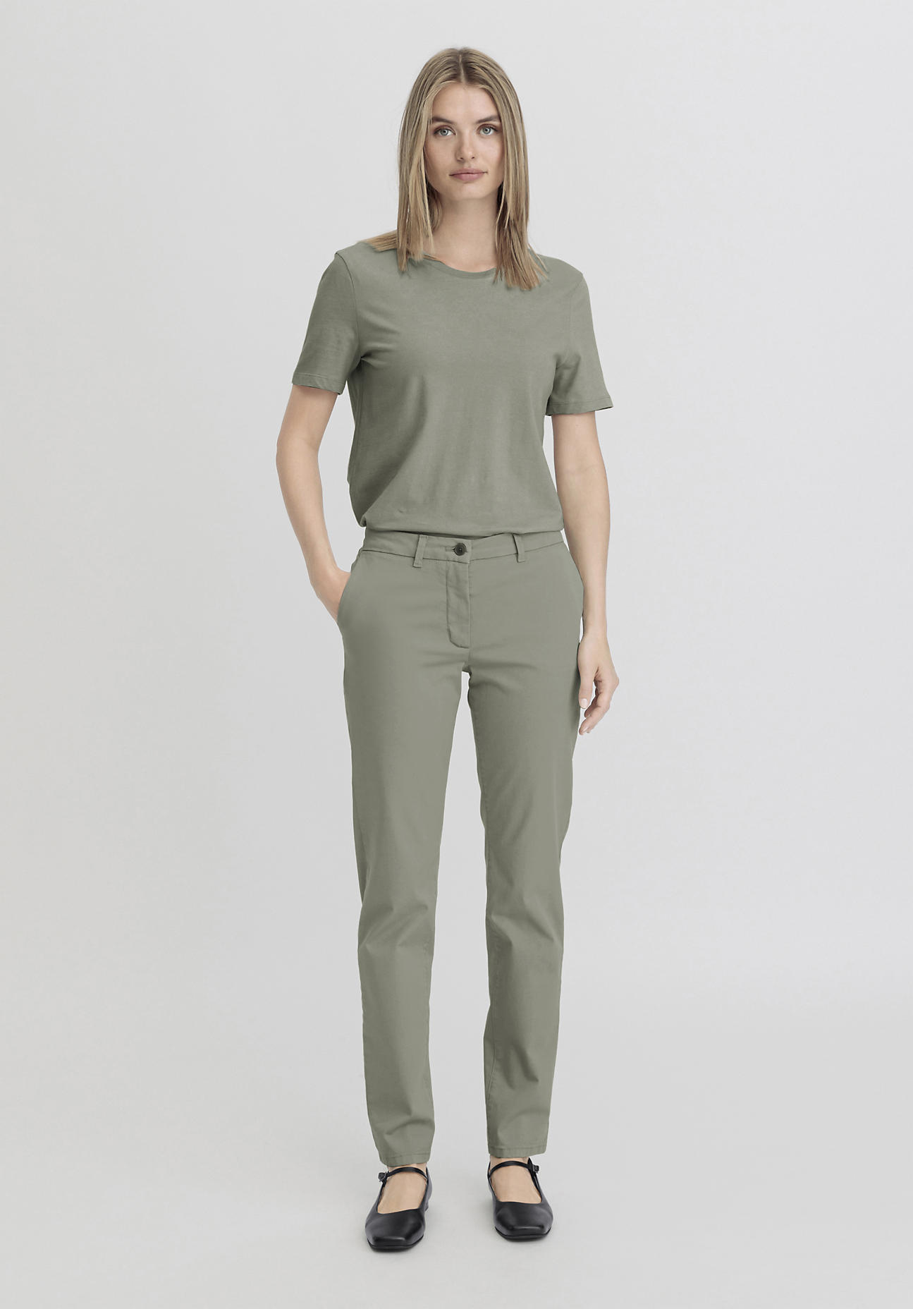 hessnatur Damen Chino Regular aus Bio-Baumwolle - grün Grösse38 von hessnatur