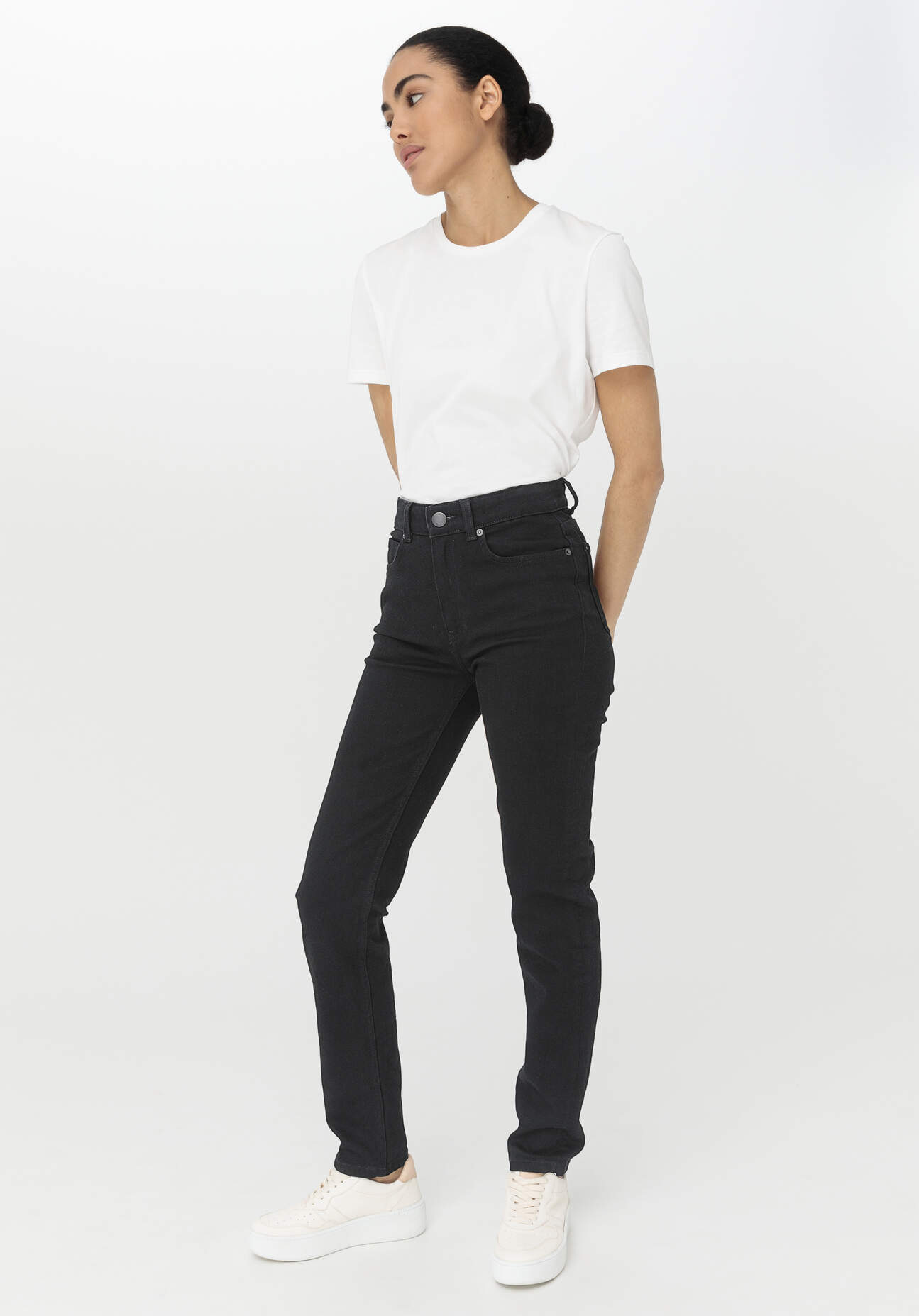 hessnatur Damen Coreva™ Jeans LINN High Rise Slim aus Bio-Denim - schwarz Grösse26/32 von hessnatur