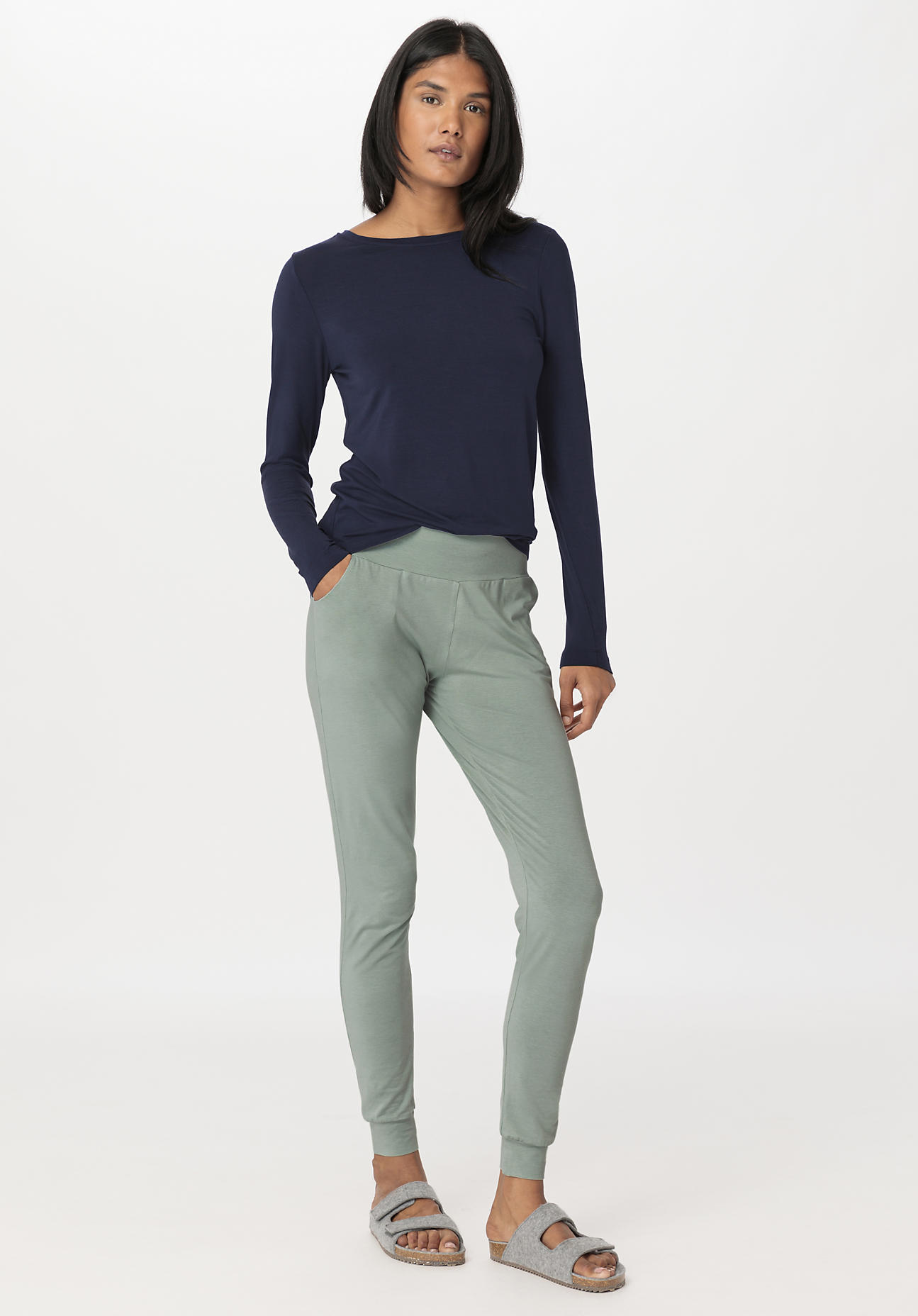 hessnatur Damen Joggpants Regular PURE BALANCE aus Bio-Baumwolle und TENCEL™ Modal - grün Grösse42 von hessnatur