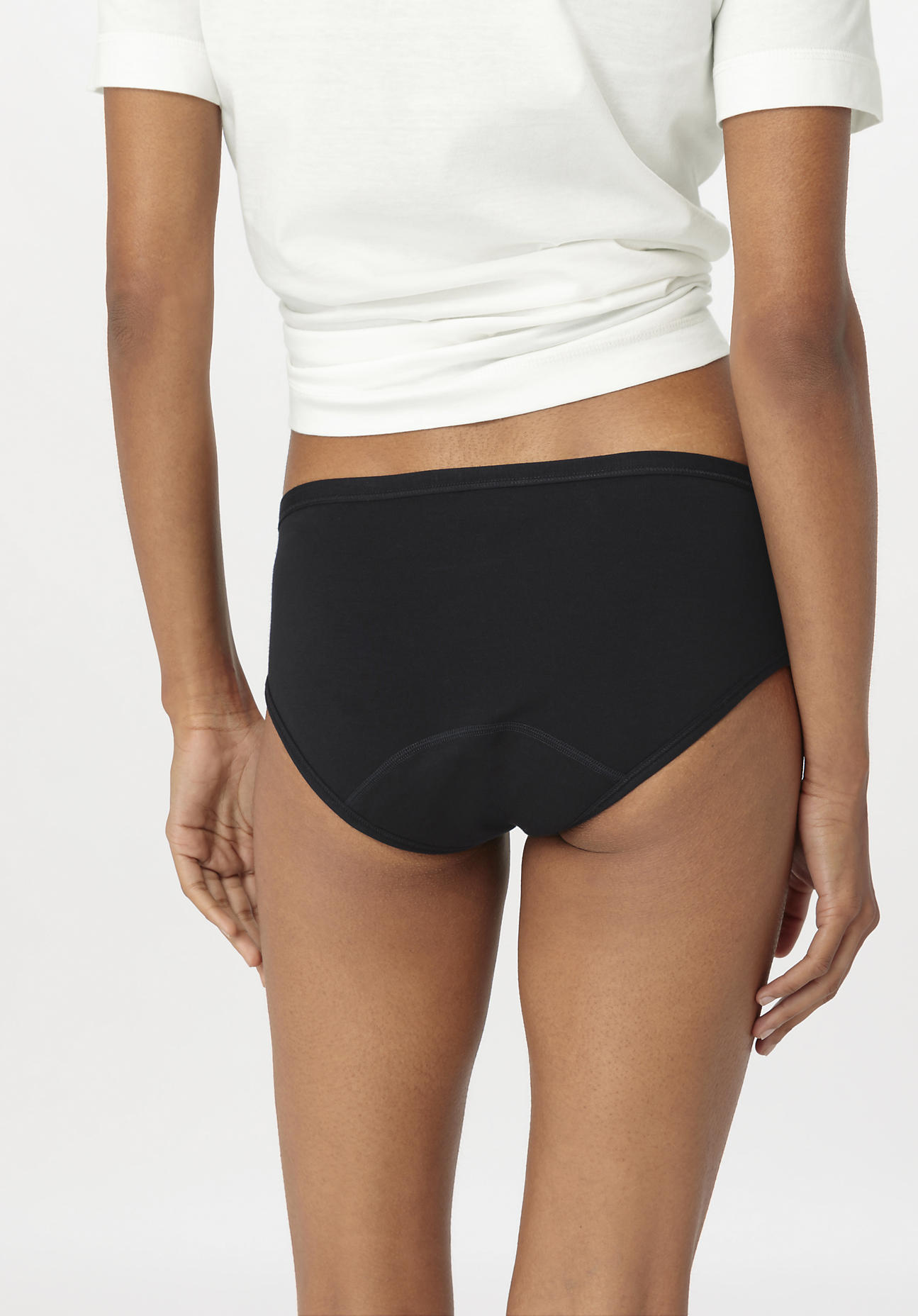 hessnatur Damen Perioden Panty Regular Cut PURE BALANCE aus Bio-Baumwolle und TENCEL™ Modal - schwarz Grösse42 von hessnatur