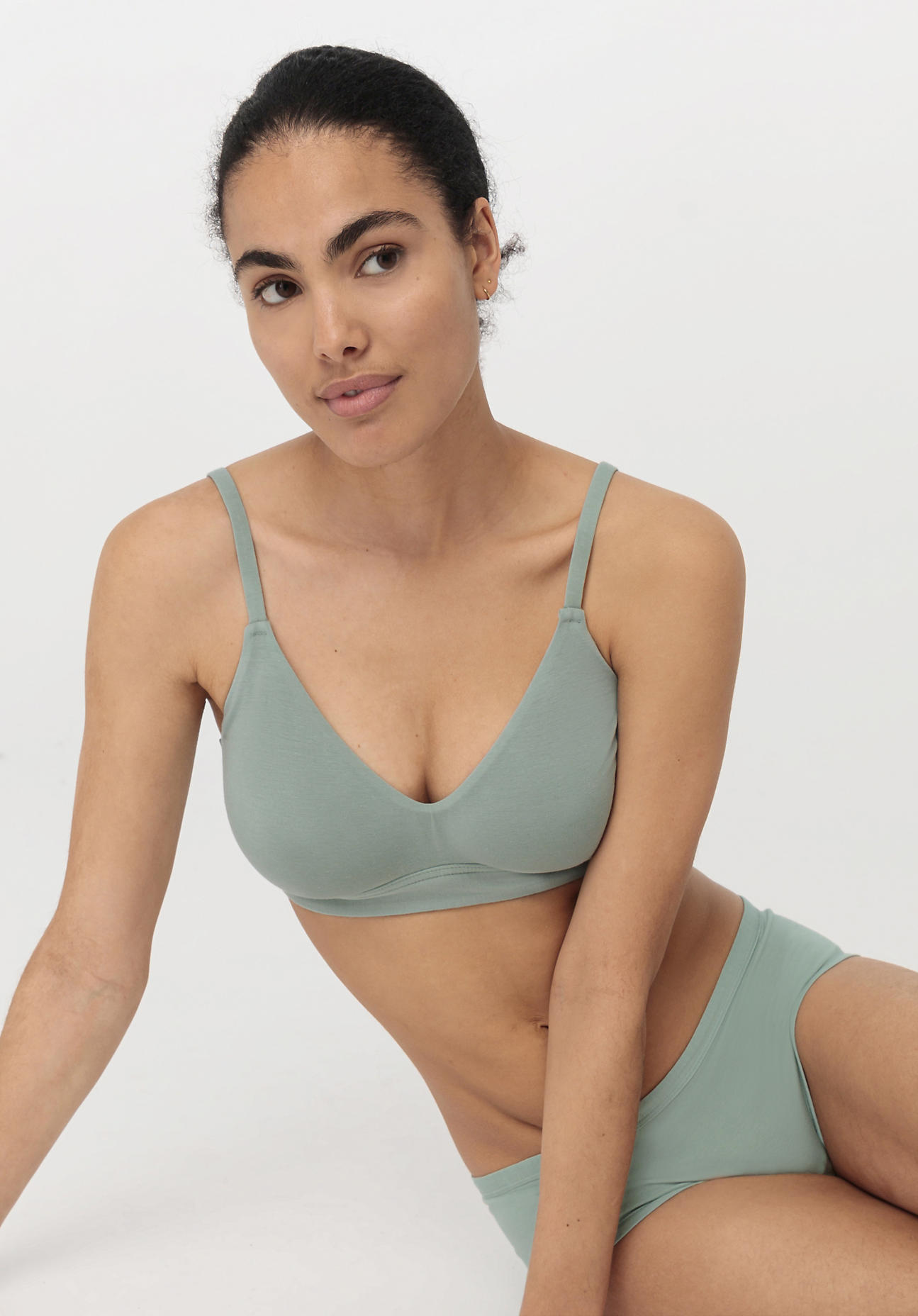 hessnatur Damen Triangel-BH aus Bio-Baumwolle und Tencel™Modal - grün Grösse80E von hessnatur