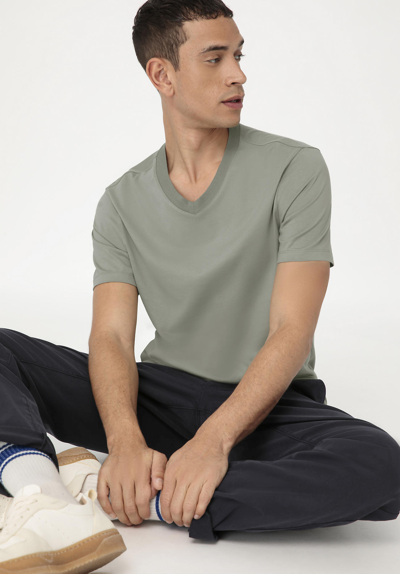 hessnatur Herren V-Shirt Regular aus Bio-Baumwolle - grün Grösse48 von hessnatur