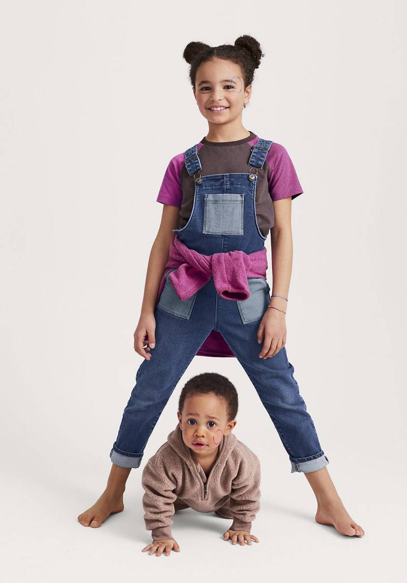 hessnatur Kinder Latzhose BetterRecycling aus Bio-Denim - blau Grösse110 von hessnatur