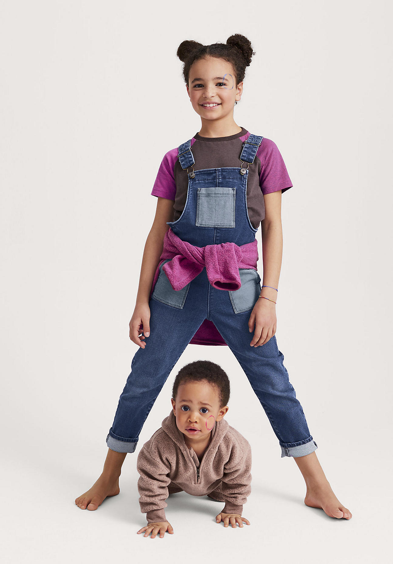 hessnatur Kinder Latzhose BetterRecycling aus Bio-Denim - blau Grösse128 von hessnatur