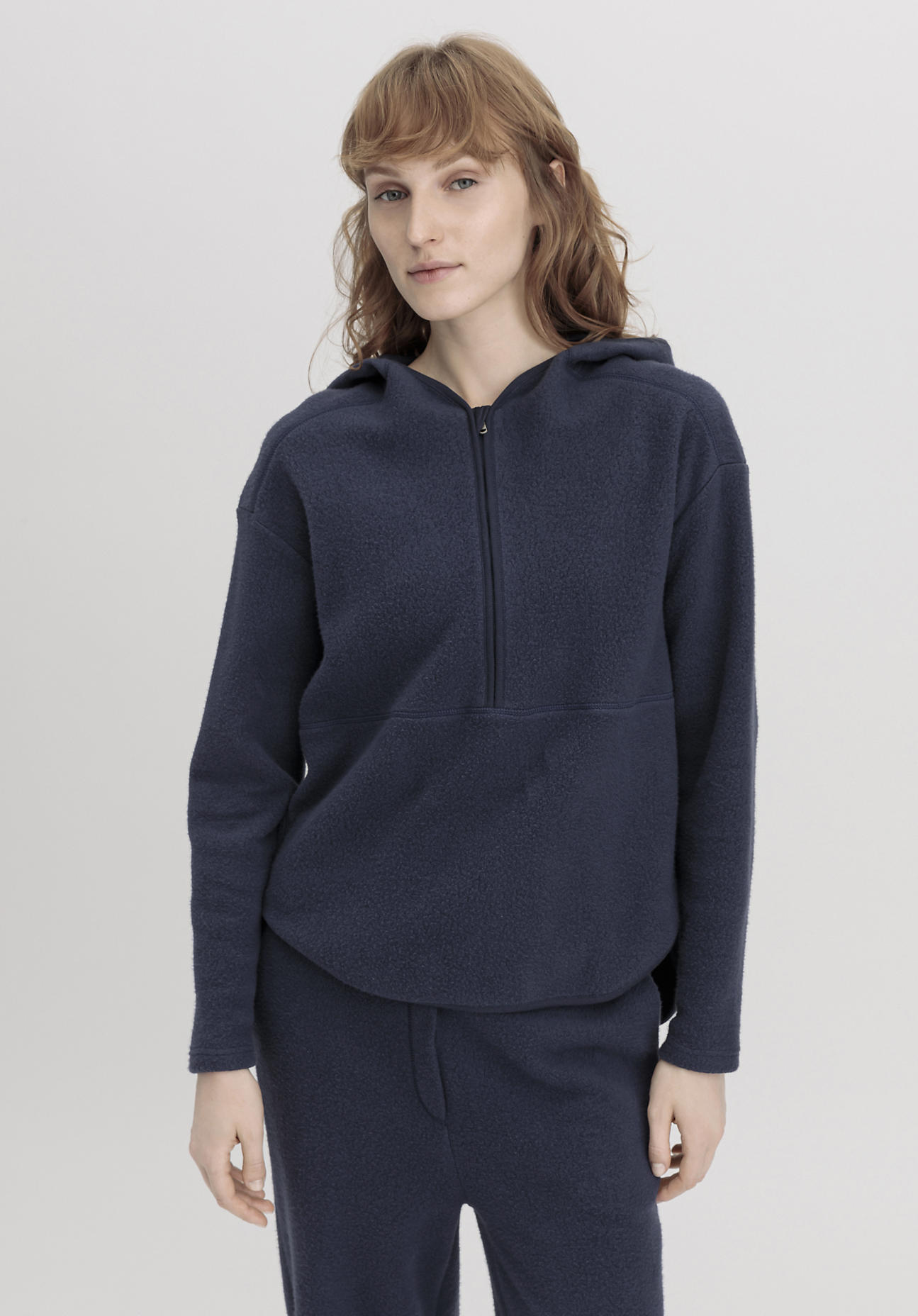 hessnatur Loungewear Fleece Hoodie Relaxed ACTIVE LIGHT aus Bio-Baumwolle - blau GrösseL von hessnatur