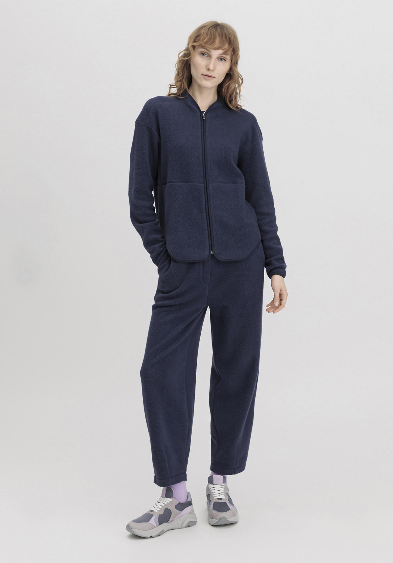 hessnatur Loungewear Fleece Hose Relaxed ACTIVE LIGHT aus Bio-Baumwolle - blau Grösse34 von hessnatur