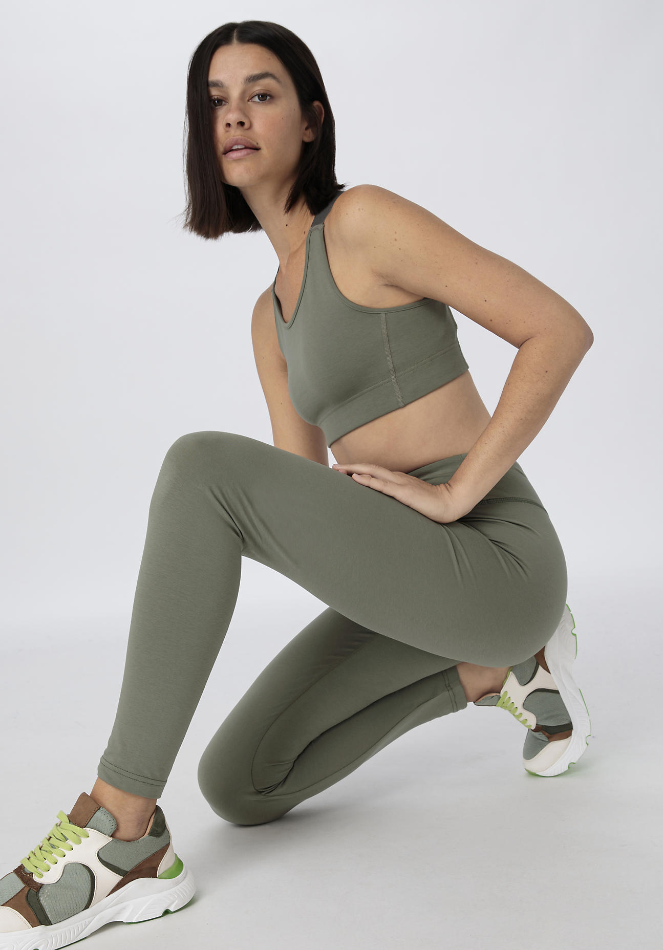 hessnatur Loungewear Leggings Fitted Medium Cut ACTIVE LIGHT aus Bio-Baumwolle - grün GrösseL/k von hessnatur