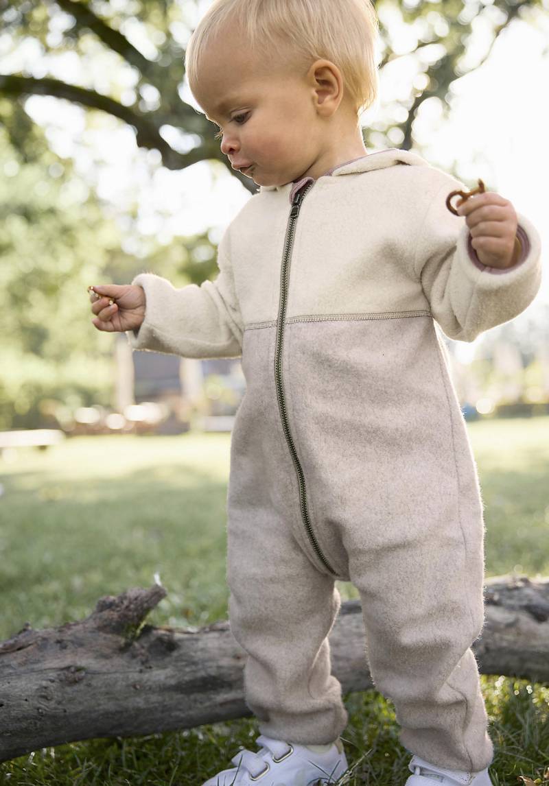 hessnatur Baby Fleece Overall Regular aus Bio-Baumwolle - beige Grösse62/68 von hessnatur